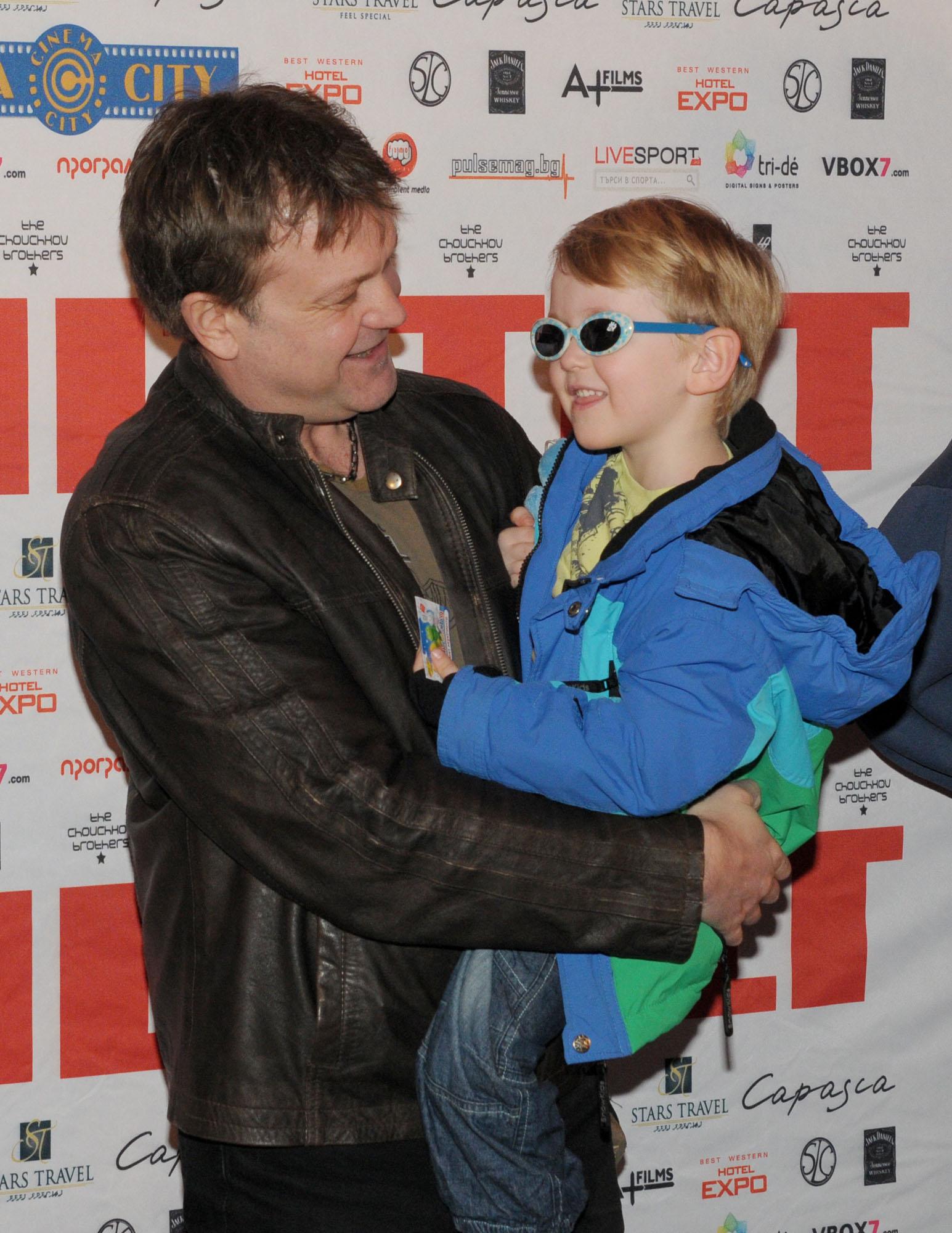 Актьорът Георги Стайков със сина си