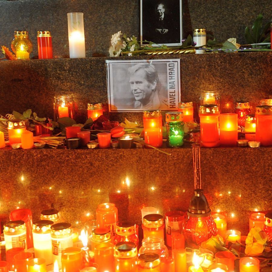 Цветя и запалени свещи в памет на Вацлав Хавел в Прага