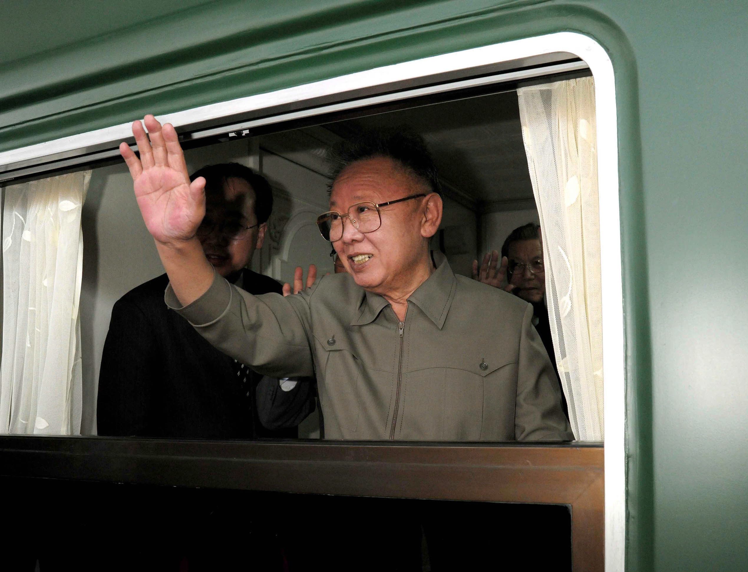 Лидерът на Северна Корея Ким Чен-ир, сниман във влак през май 2010 г.