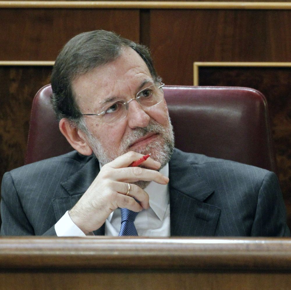 Испанският премиер Мариано Рахой отрича да е получавал пари на черно