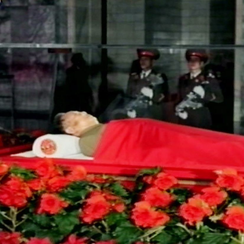Показаха тялото на мъртвия Ким Чен-ир сред цветя, кръстени на него