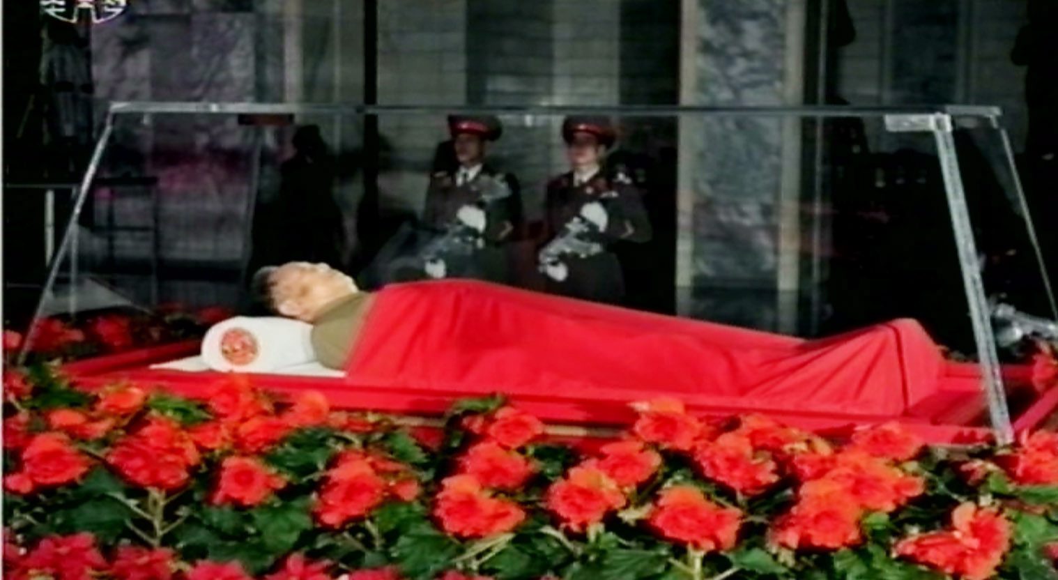 Тялото на Ким Чен-ир бе поставено в двореца, където са намира мавзолеят на баща му