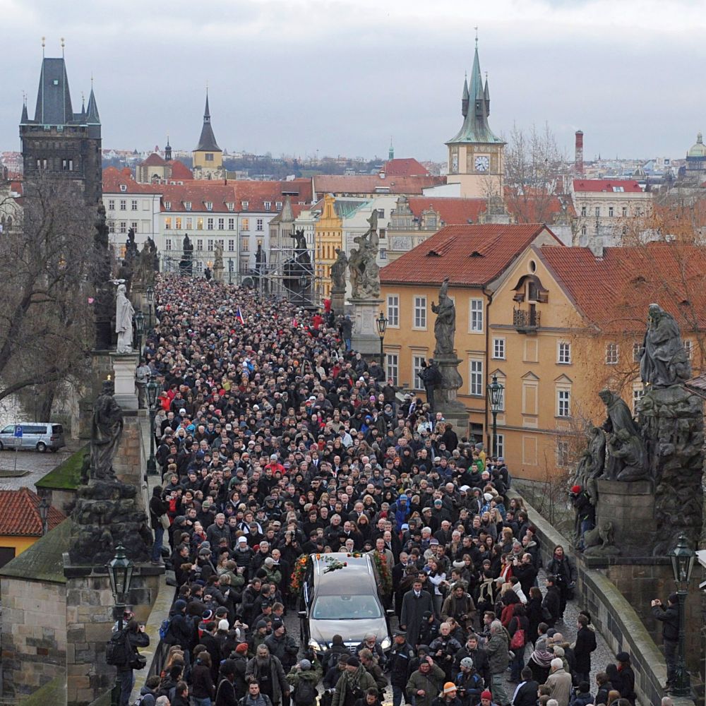 Хиляди се присъединиха към траурния кортеж в памет на Вацлав Хавел преди два дни