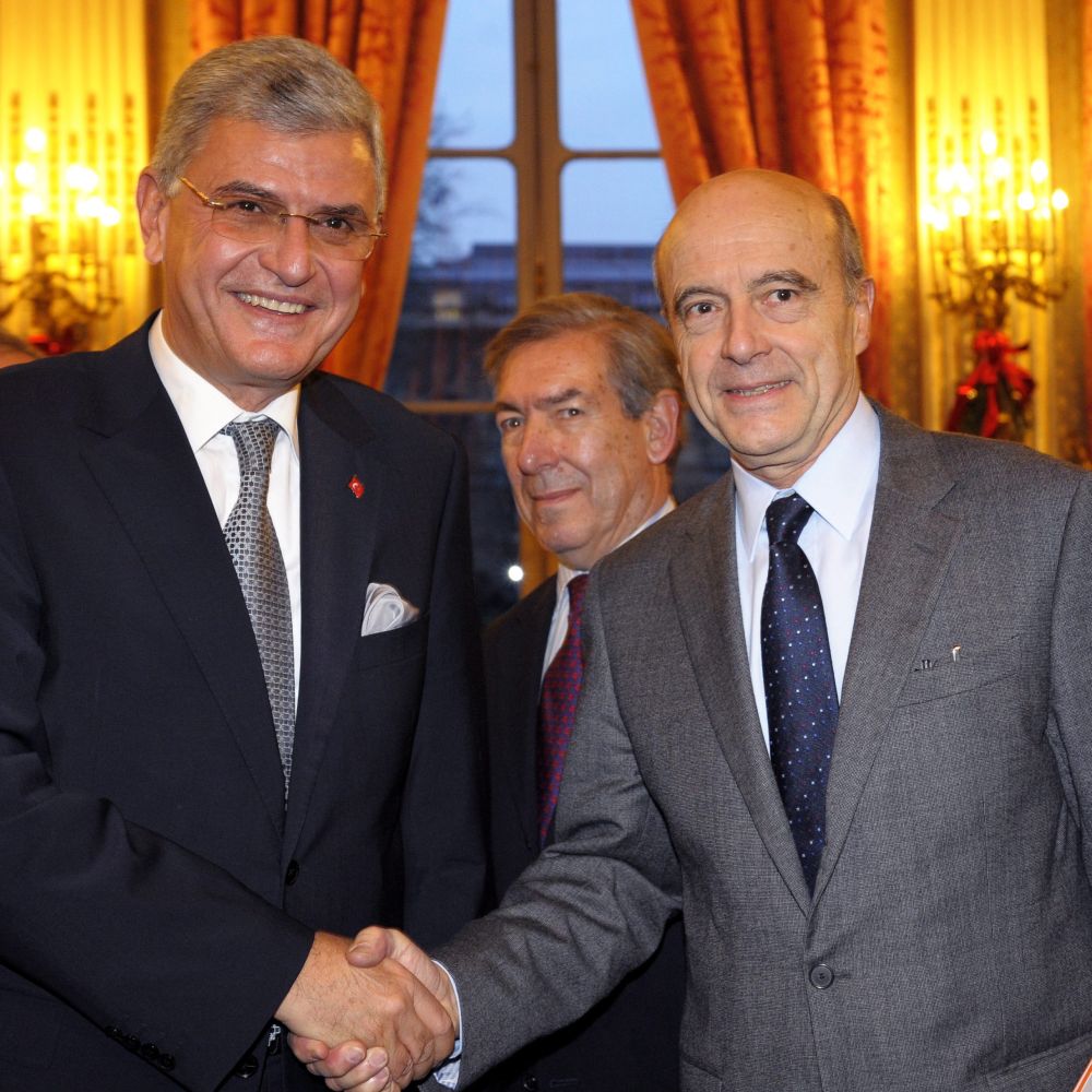 Френският външен министър Ален Жупе (вдясно) прие председателя на парламентарната външна комисия в Турция Волкан Бозкър