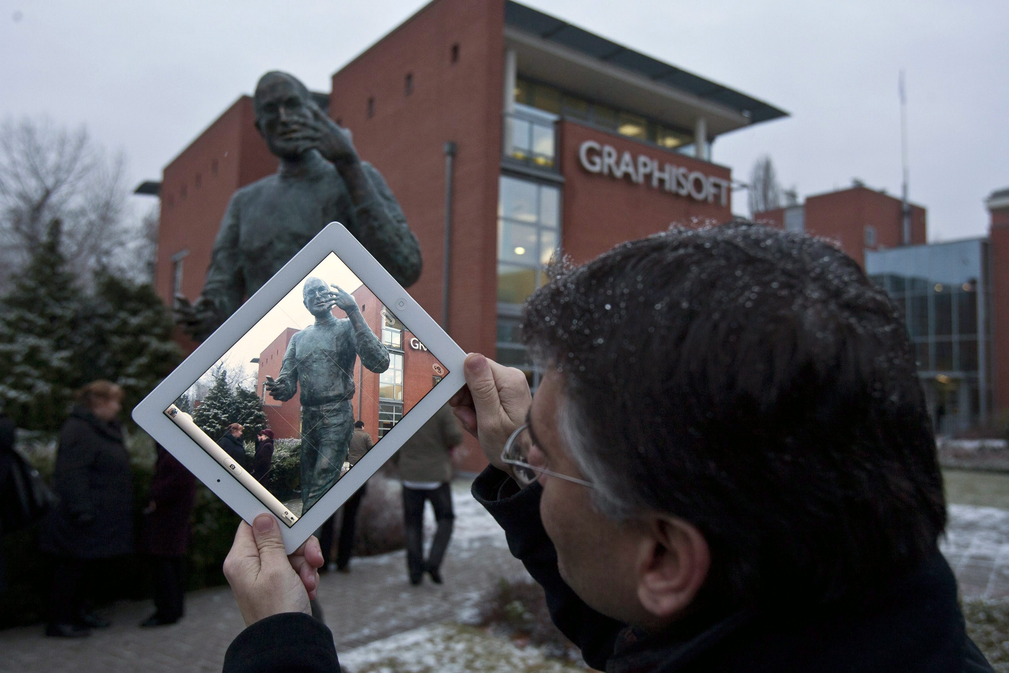 Издигнаха паметник на Стив Джобс в Будапеща