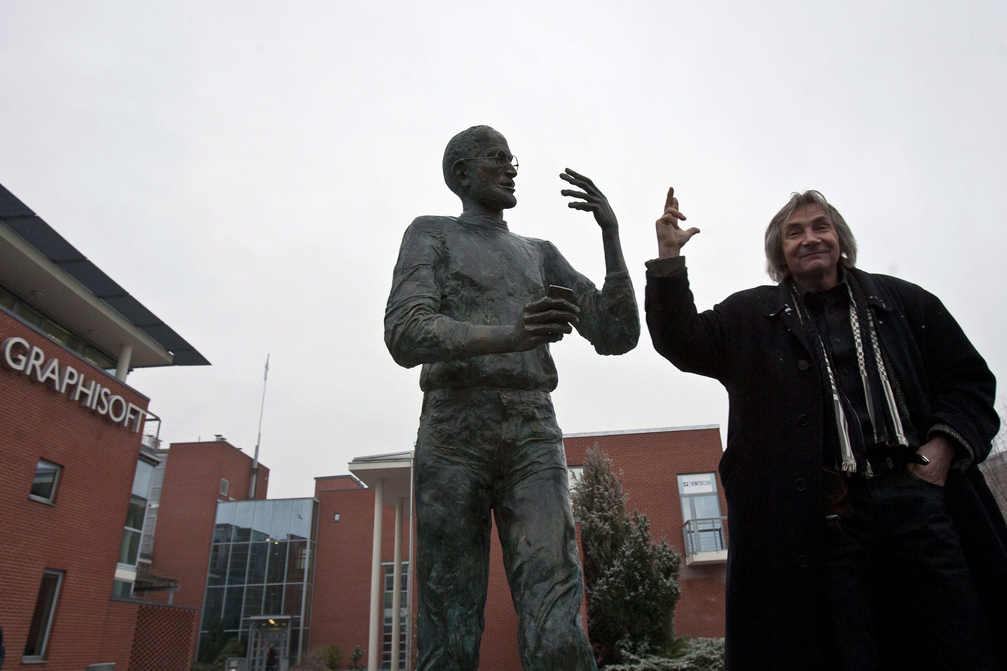 Издигнаха паметник на Стив Джобс в Будапеща
