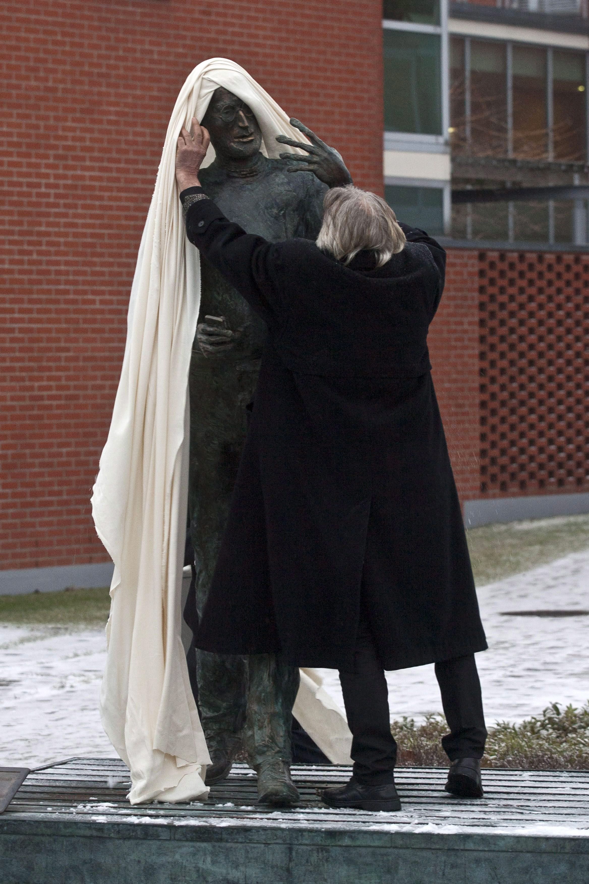 Издигнаха паметник на Стив Джобс в Будапеща