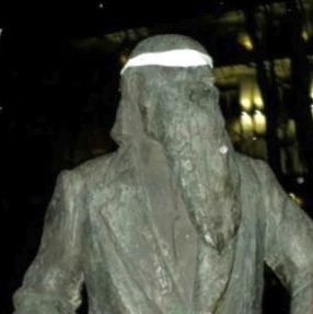 Много от скулптурите в София осъмнаха със затворени очи
