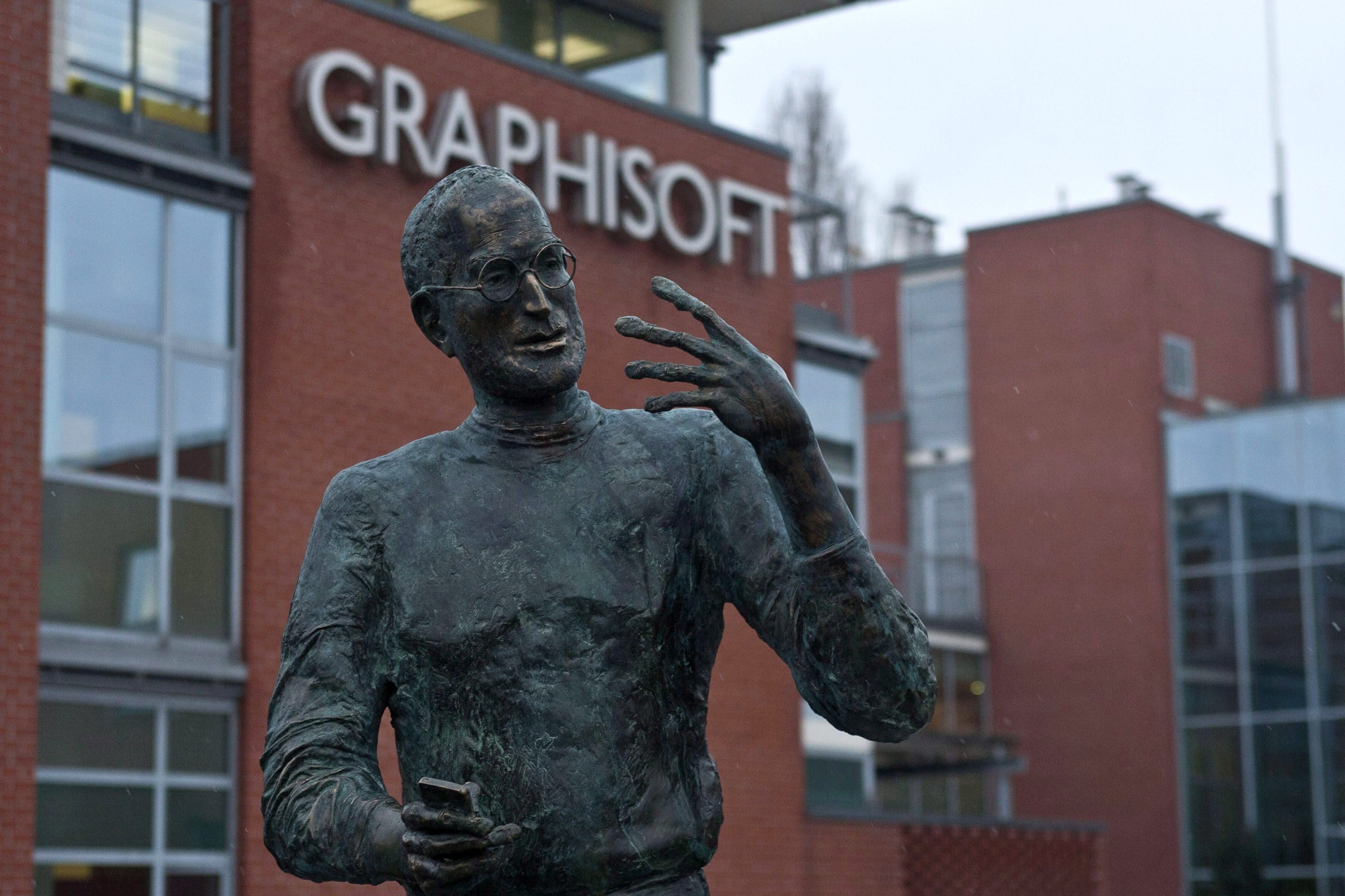 Вдигат паметник на Джобс в Санкт Петербург