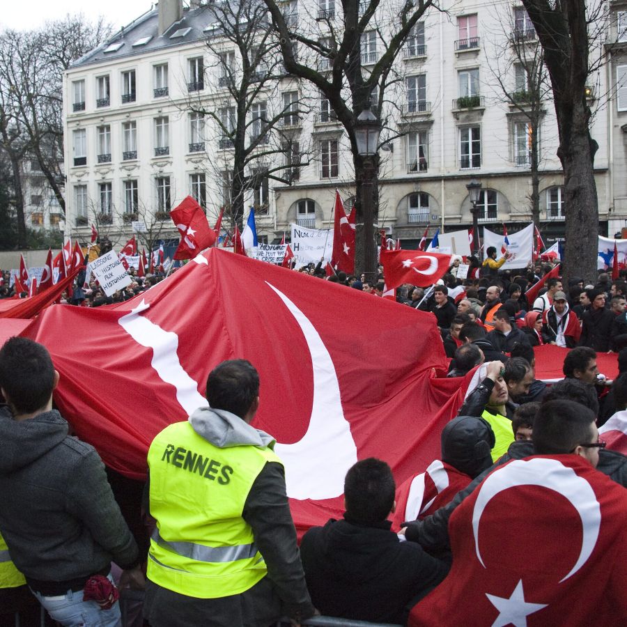 Турски демонстранти пред Националното събрание на Франция