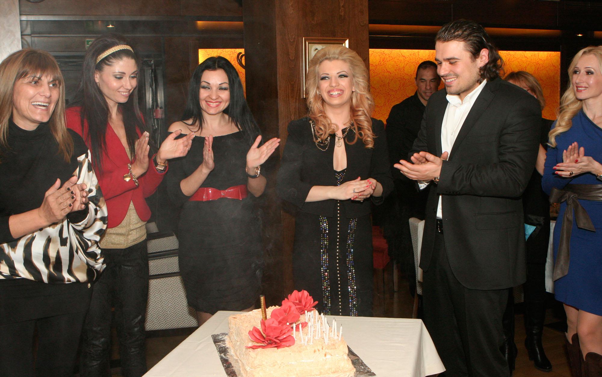 Паолина Петракиева със съпруга и приятелките си пред празничната торта