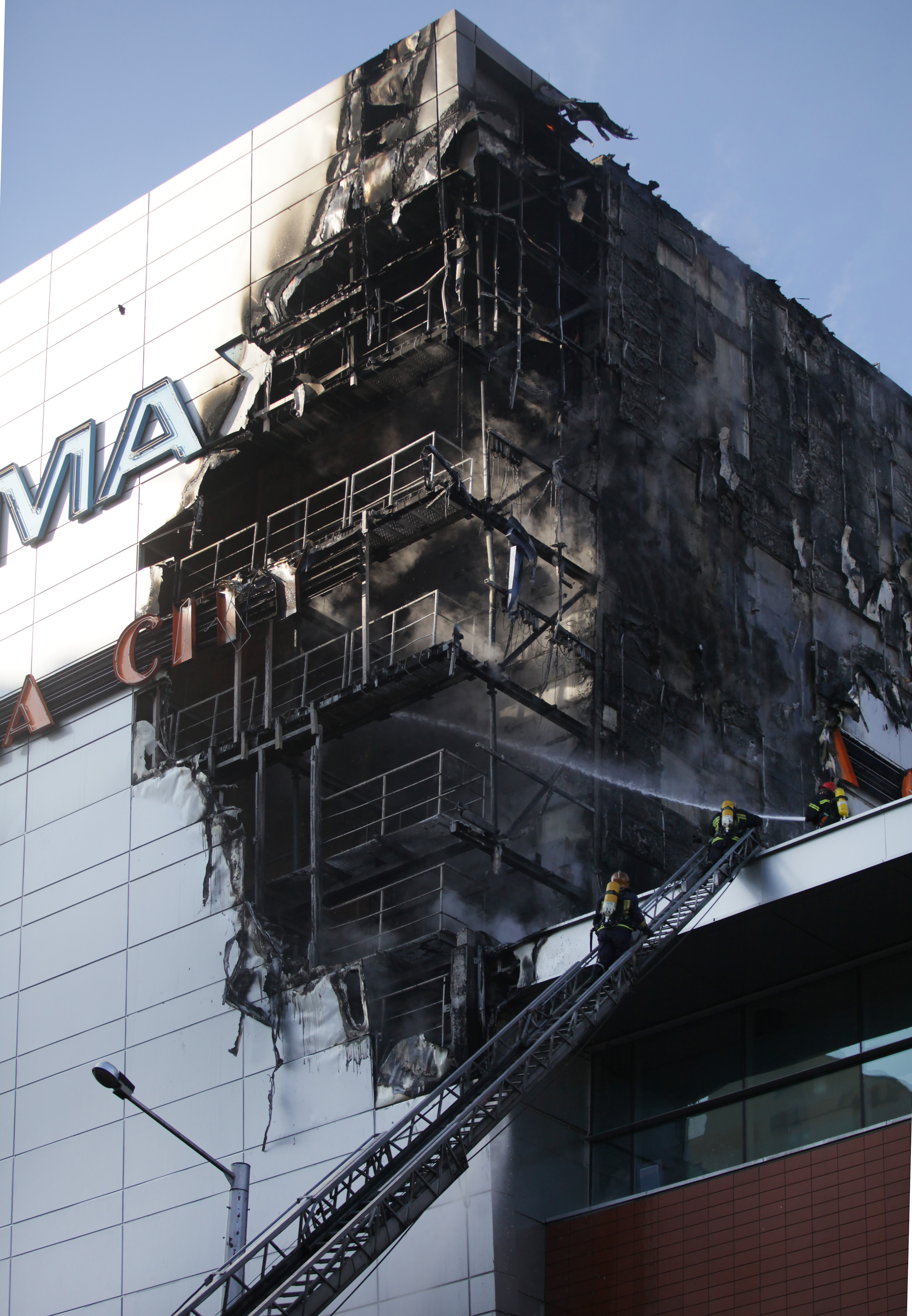 Според първоначална информация огънят е тръгнал от светещо рекламно табло на сградата
