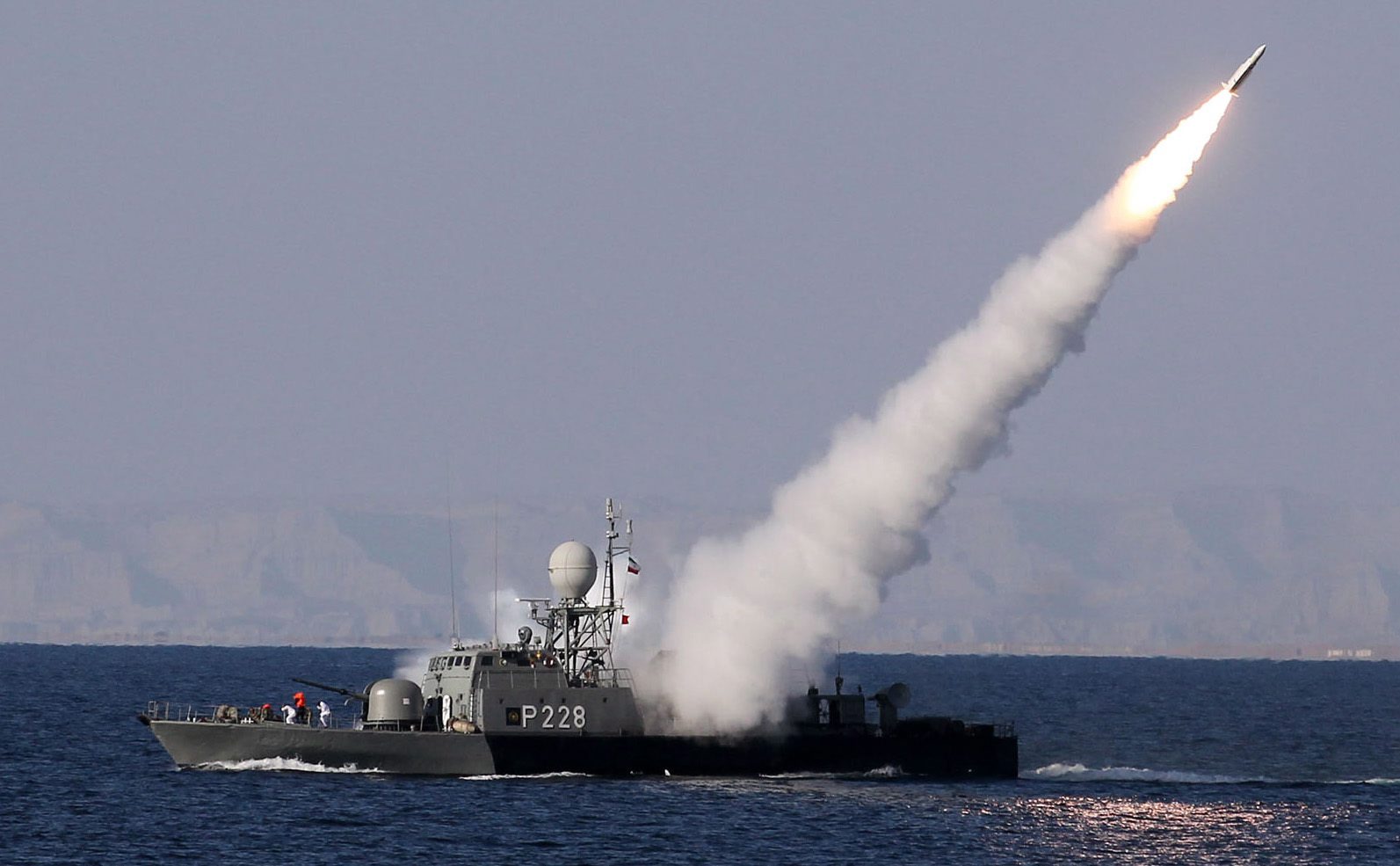 Иран изпробва три нови ракети в района около Ормузкия проток
