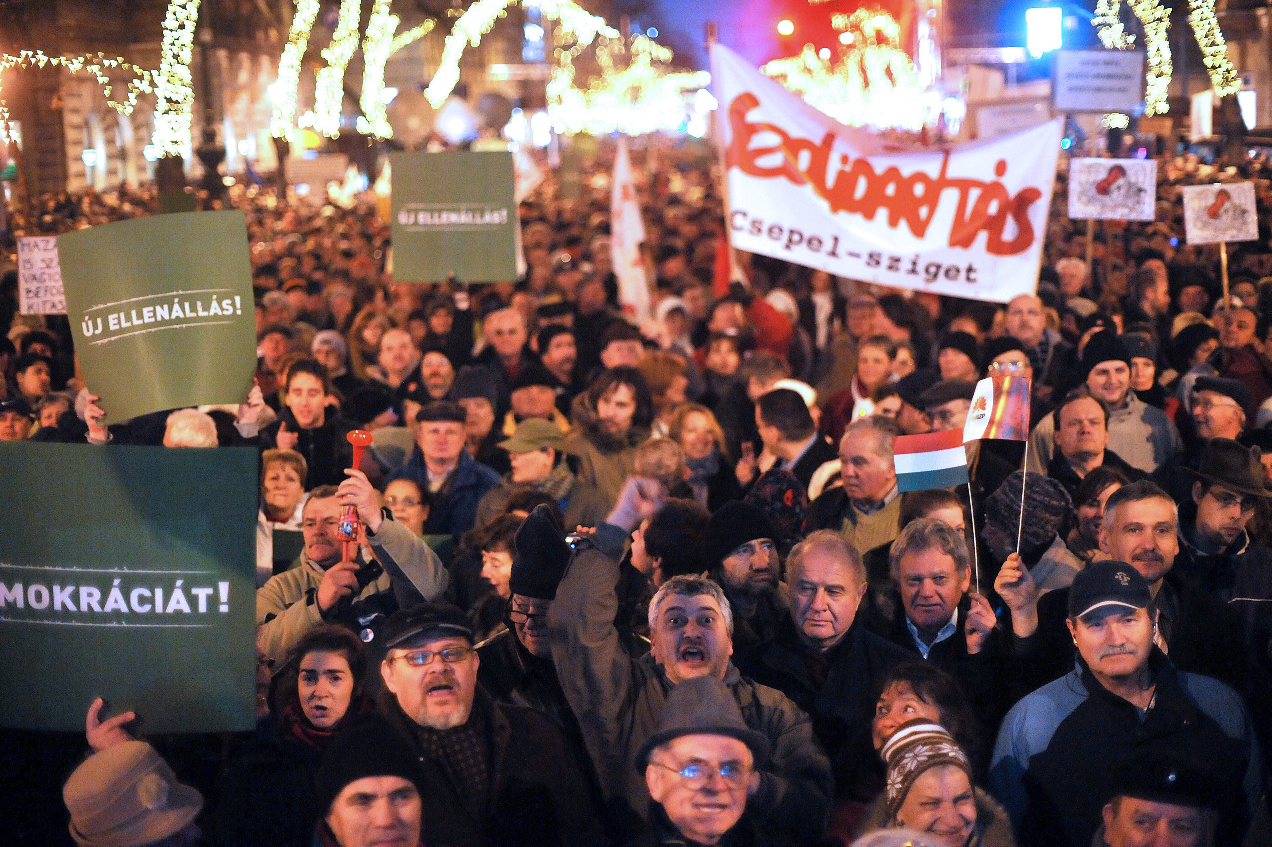 Демонстрантите издигнаха лозунги ”Стига!”, ”Диктатура на Орбан” и ”Орбанистан”.