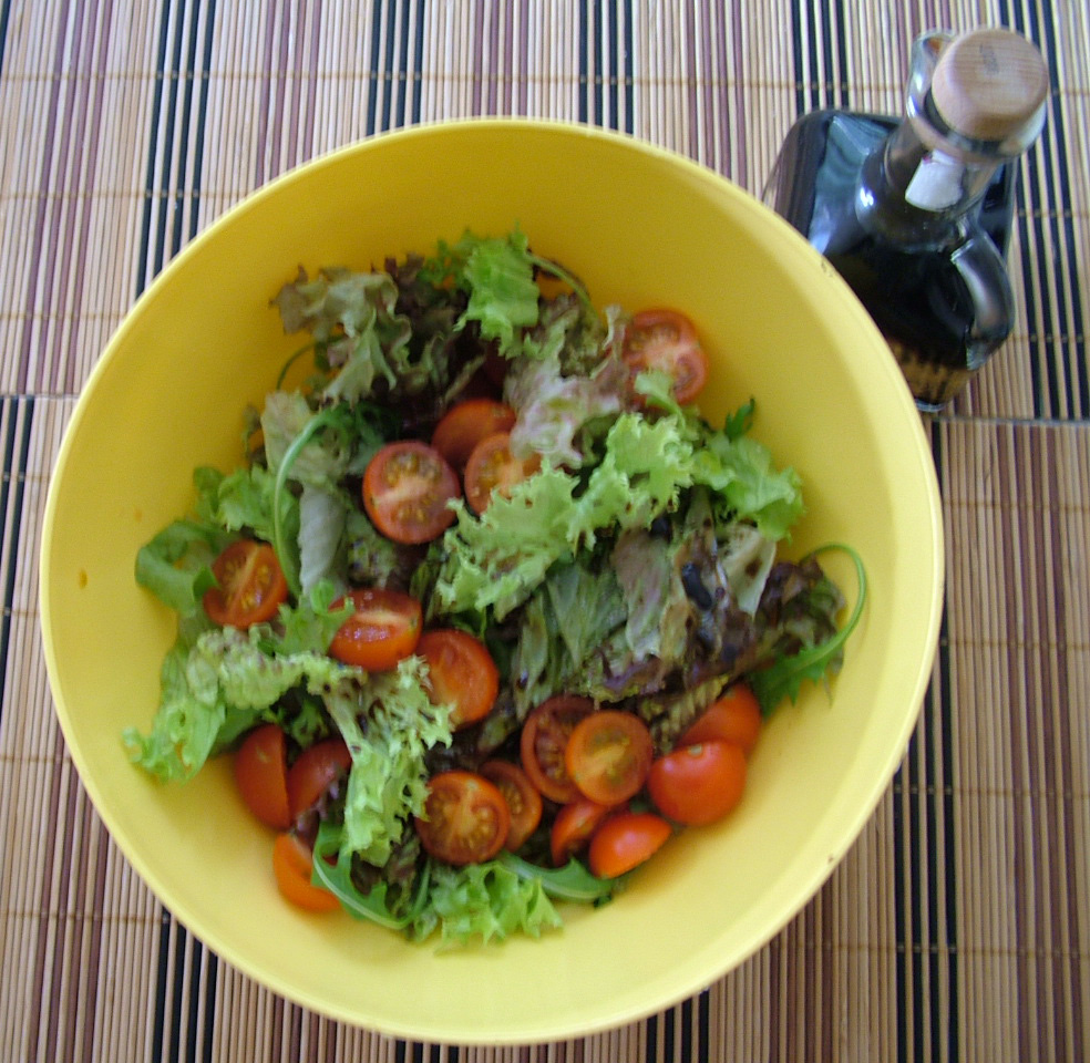 Зелена салата с рукола и чери домати