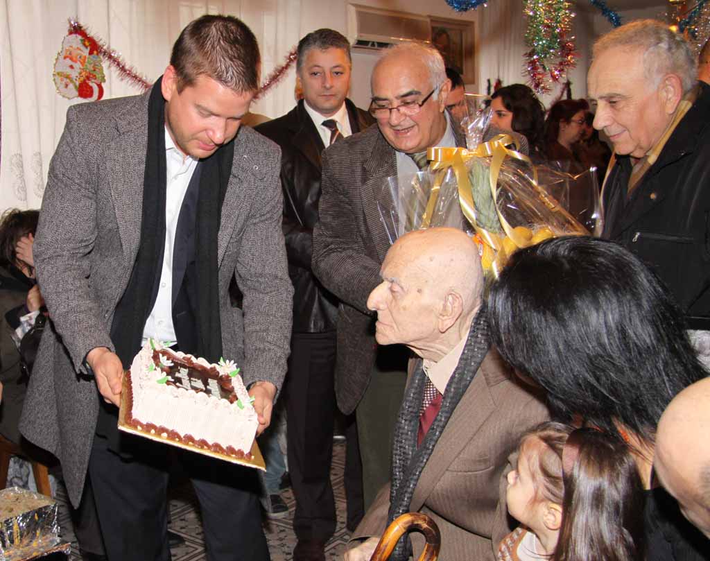 С кошница плодове и торта кметът Живко Тодоров посети тържеството на столетника, организирано в Арменския молитвен дом