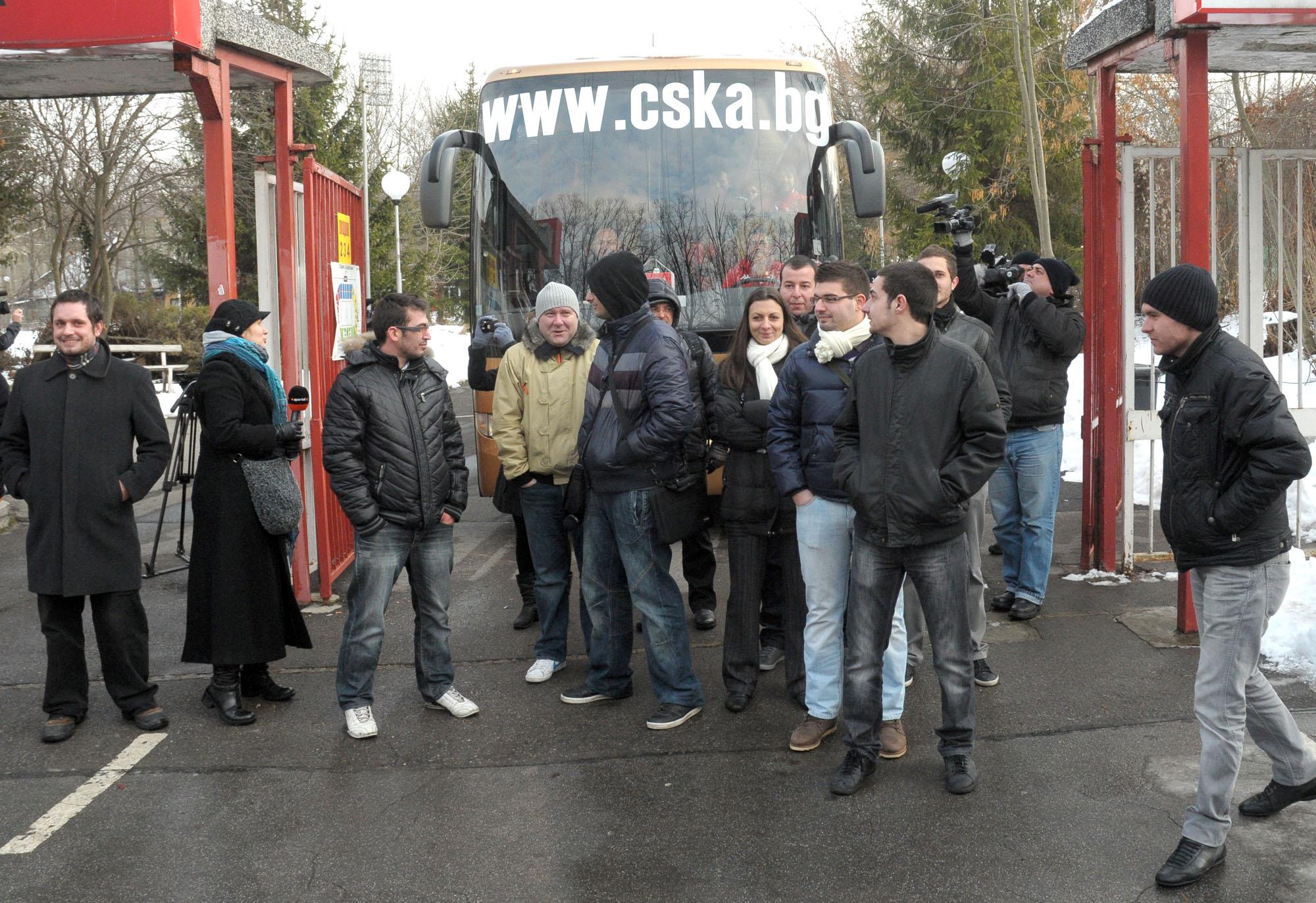 Жива верига от журналисти спря автобуса на ЦСКА