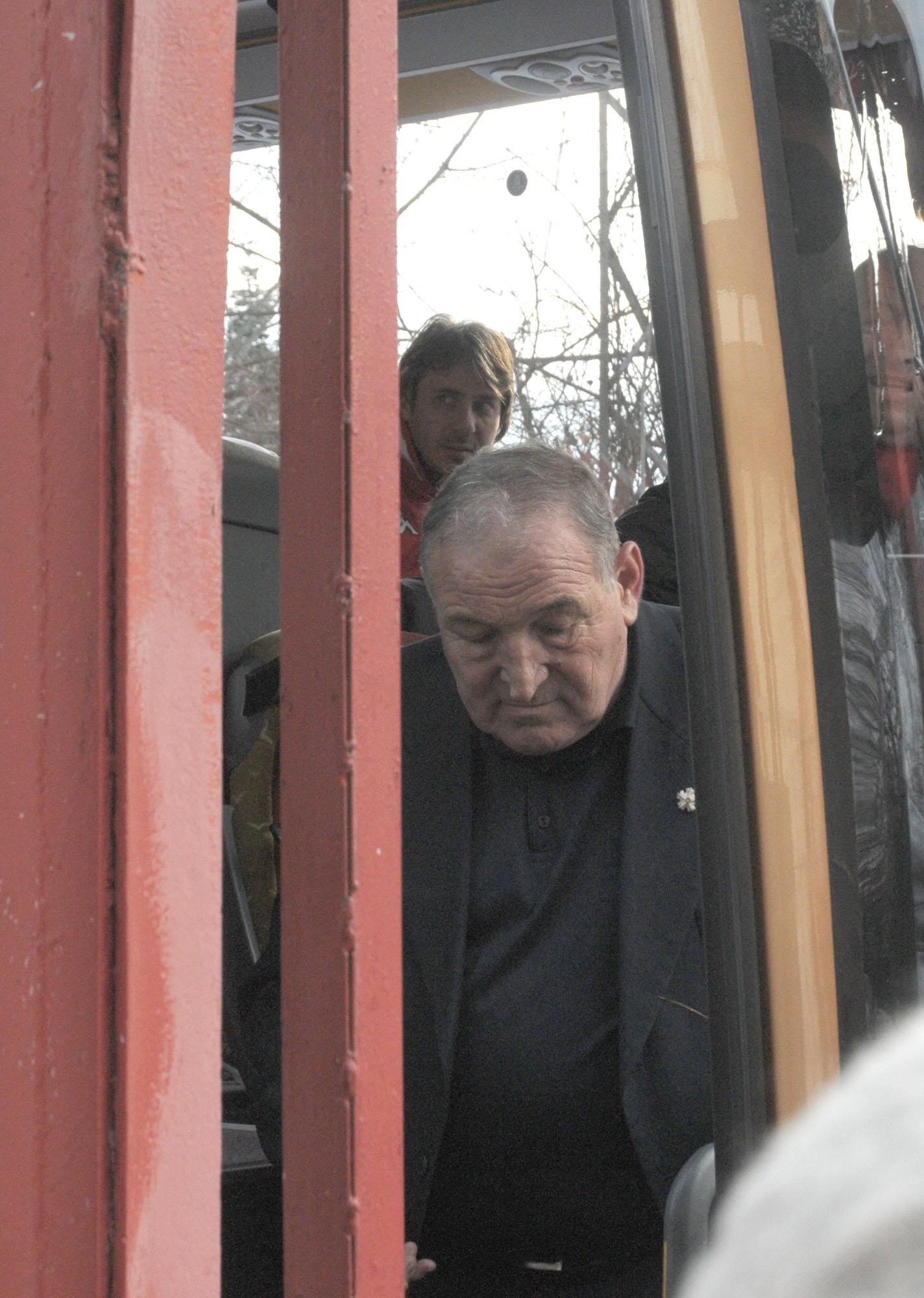 Димитър Пенев слиза от автобуса, за да говори с журналистите