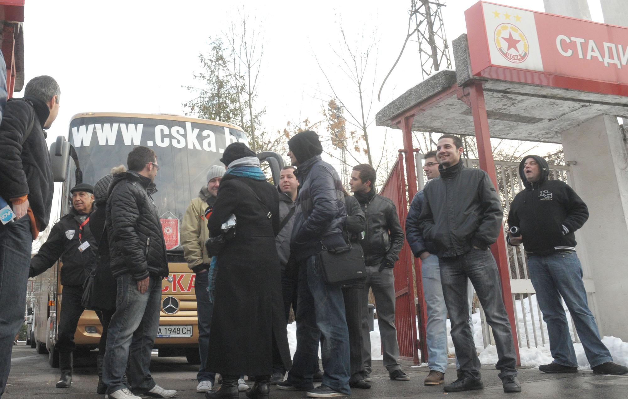 Жива верига от журналисти спря автобуса на ЦСКА