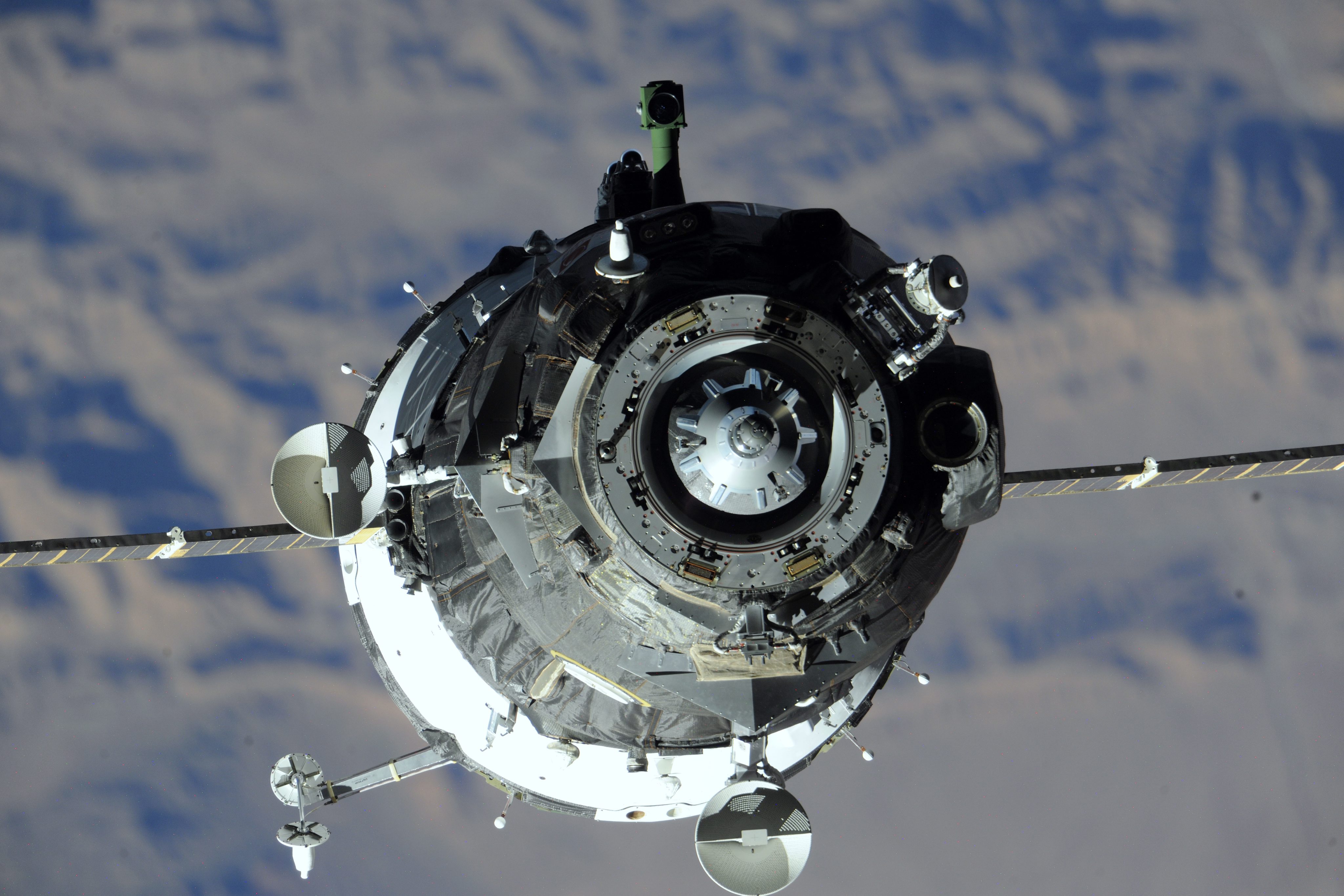 Полетът на ”Союз” до МКС бе отменен поради проблеми с херметизацията в спускаемия модул