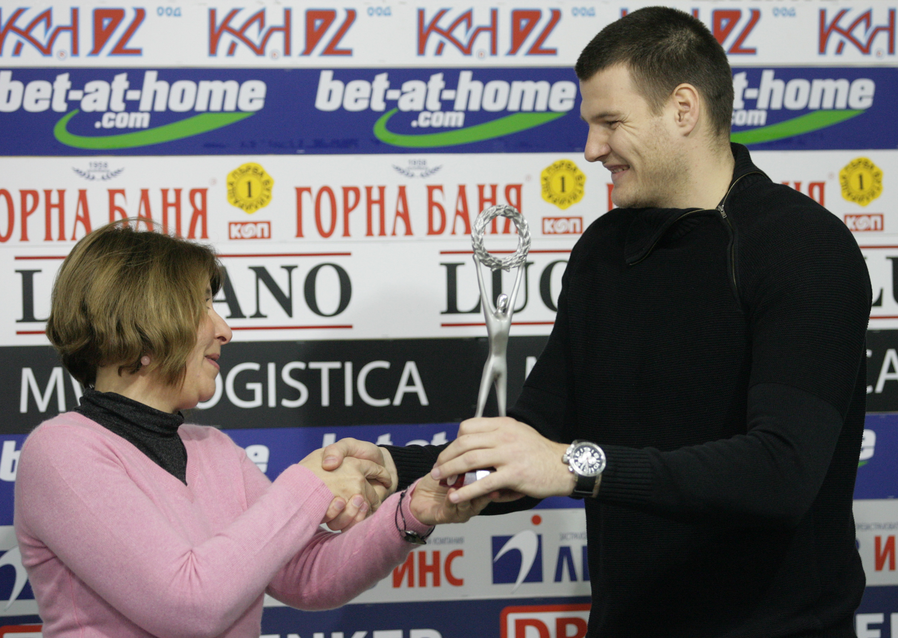 Тенчо Банев получава наградата за отбор на месец декември