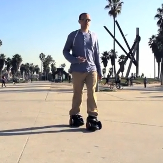 Футуристичните обувки са дело на Питър Тредуей, индустриален дизайнер от Лос Анджелис