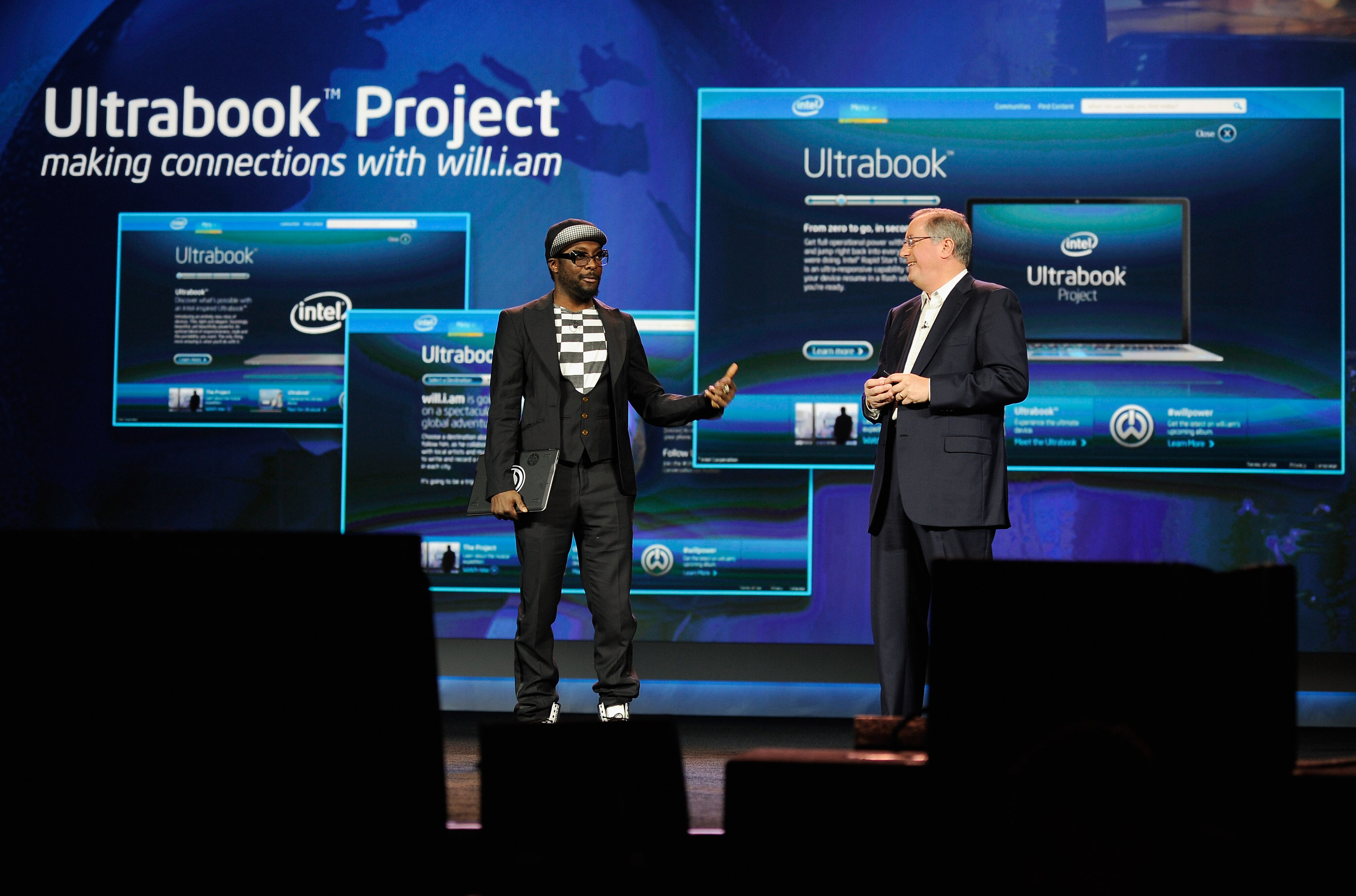 Пол Отелини (CEO) и Will.I.Am, креативен директор в Intel, представят ултрабук на компанията