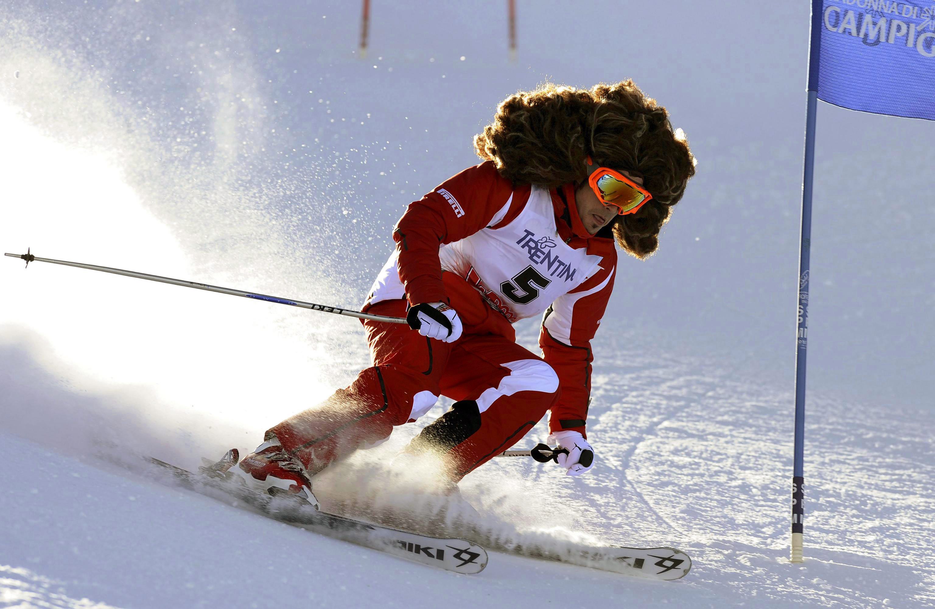 Фернандо Алонсо покара ски с огромна перука