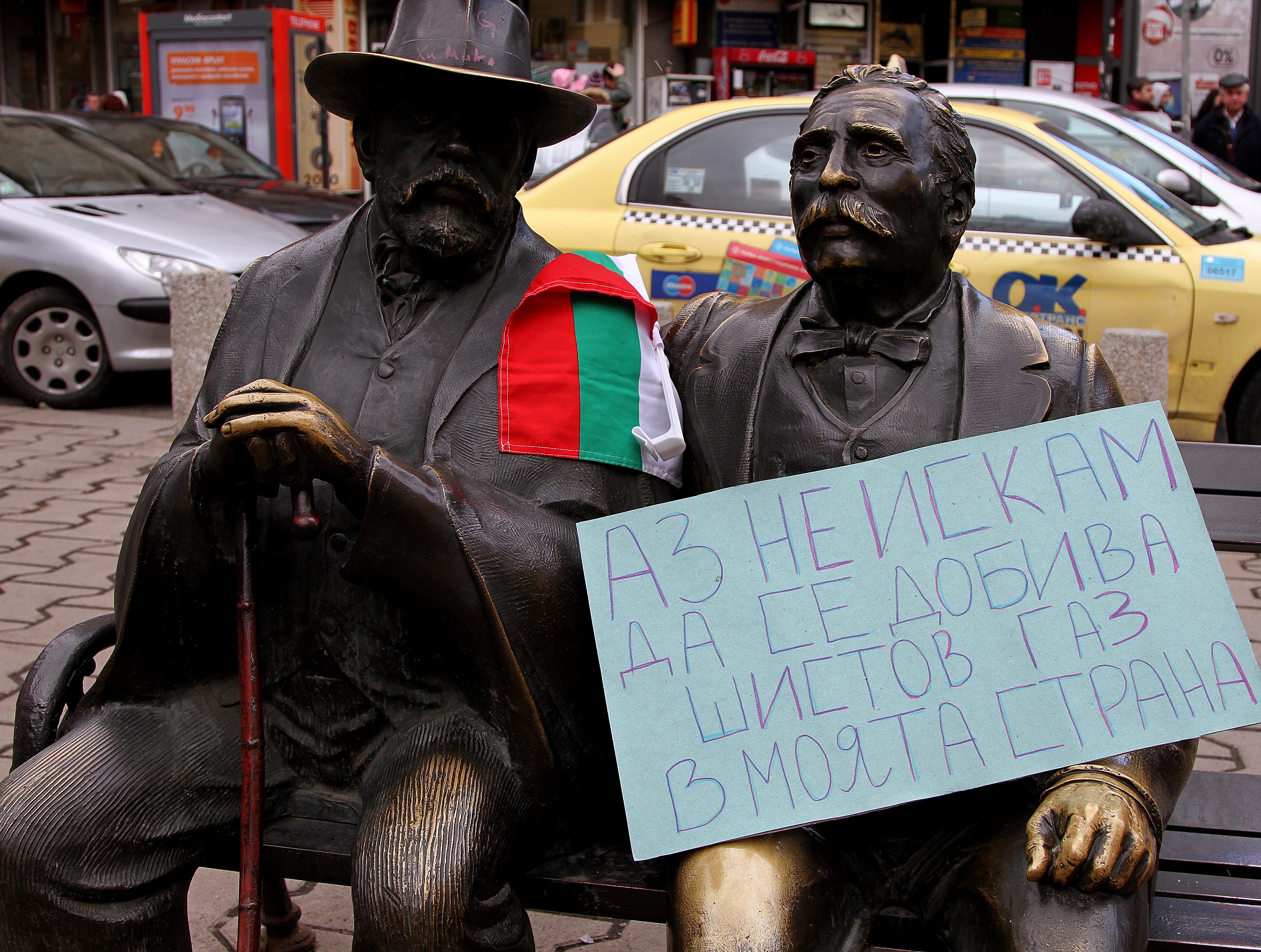Статуята на Славейкови в столицата беше ”привлечена” към протеста