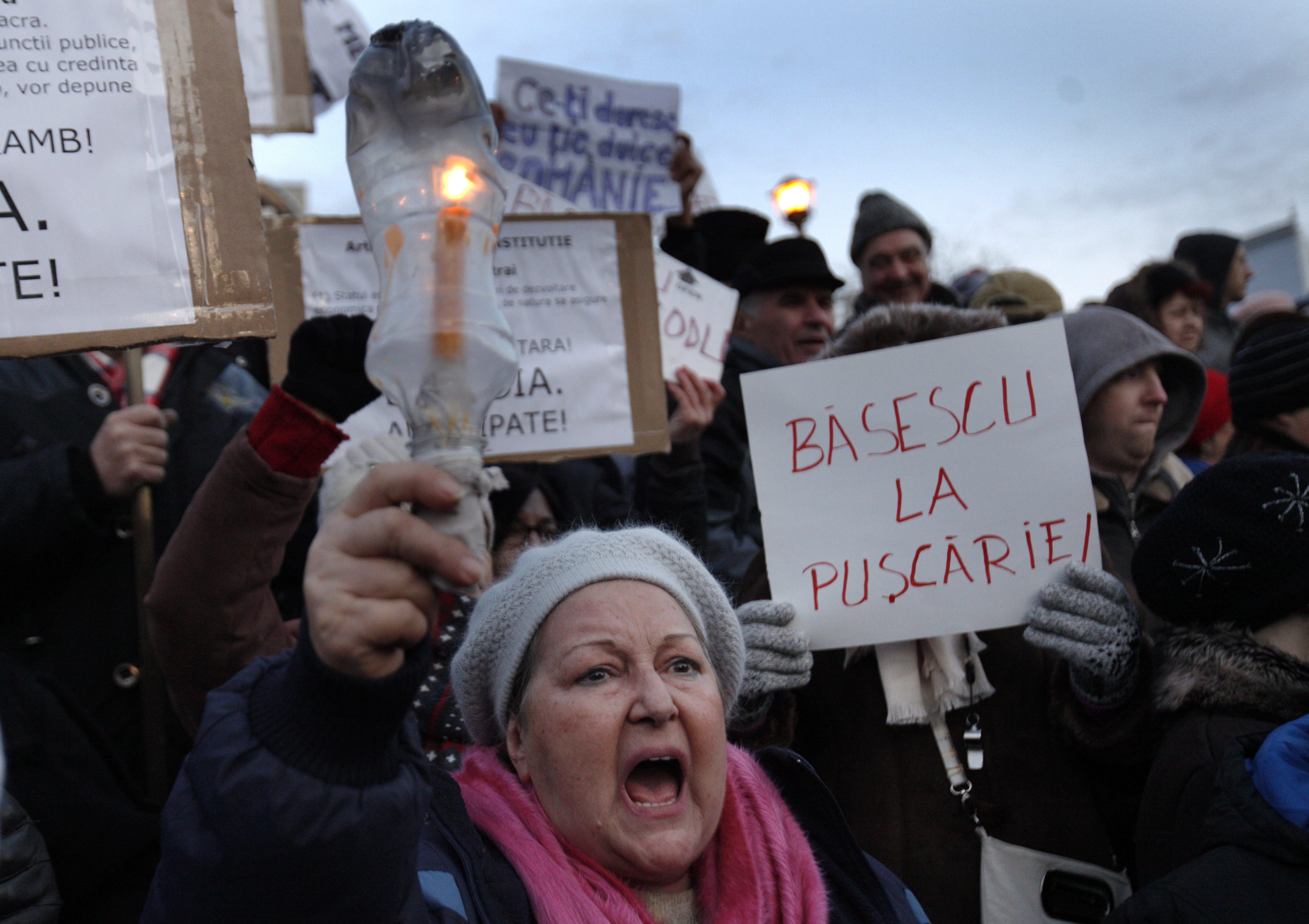 Стотици румънци шумно протестираха днес на Университетския площад в Букурещ