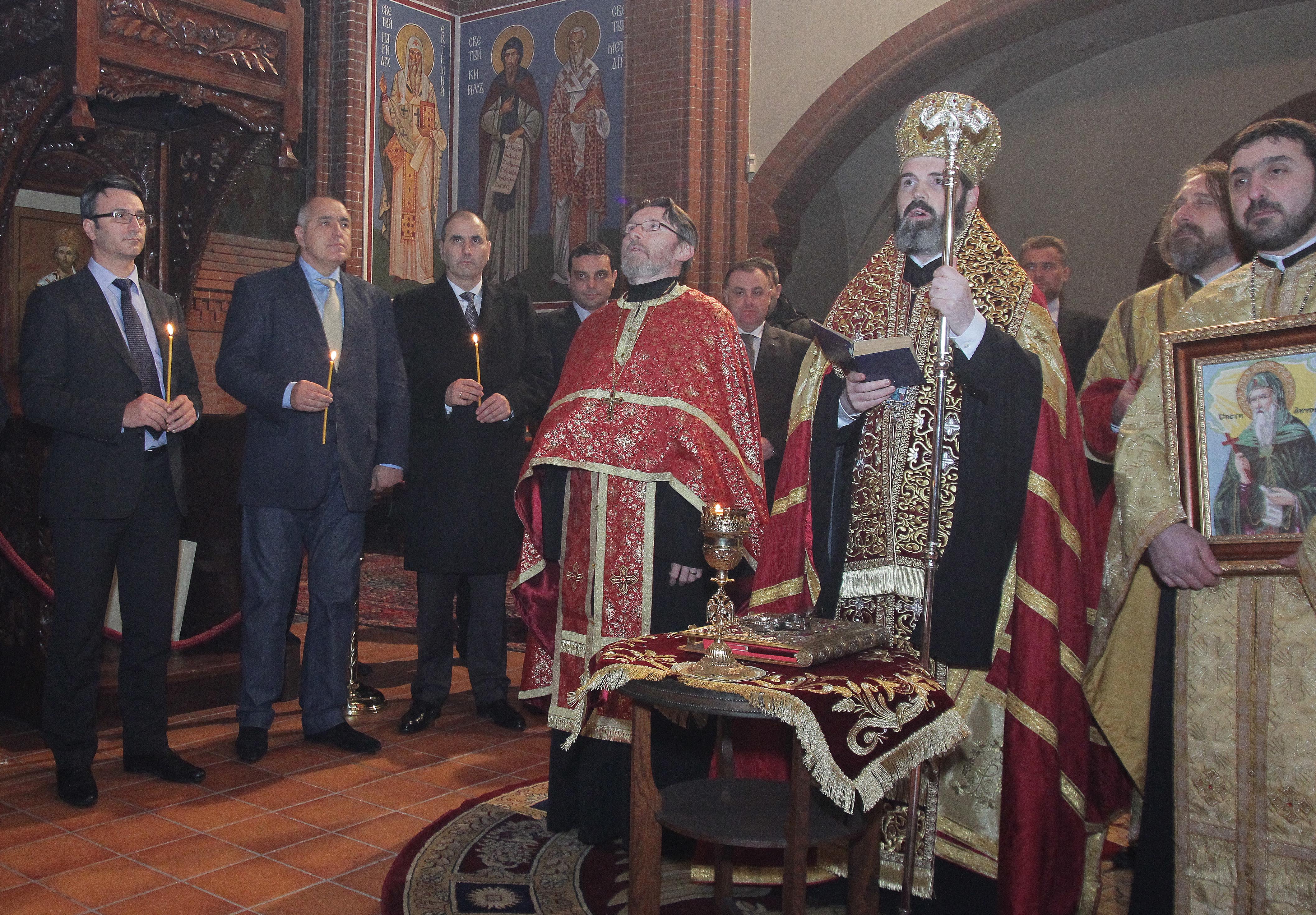 Веднага след пристигането си премиерът и министрите посетиха българската църква в Берлин