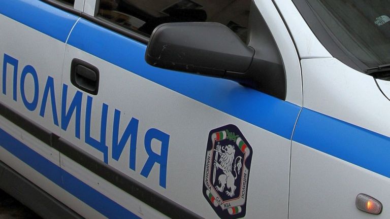 Шест деца са ранени, след като кола се заби в автобусна спирка