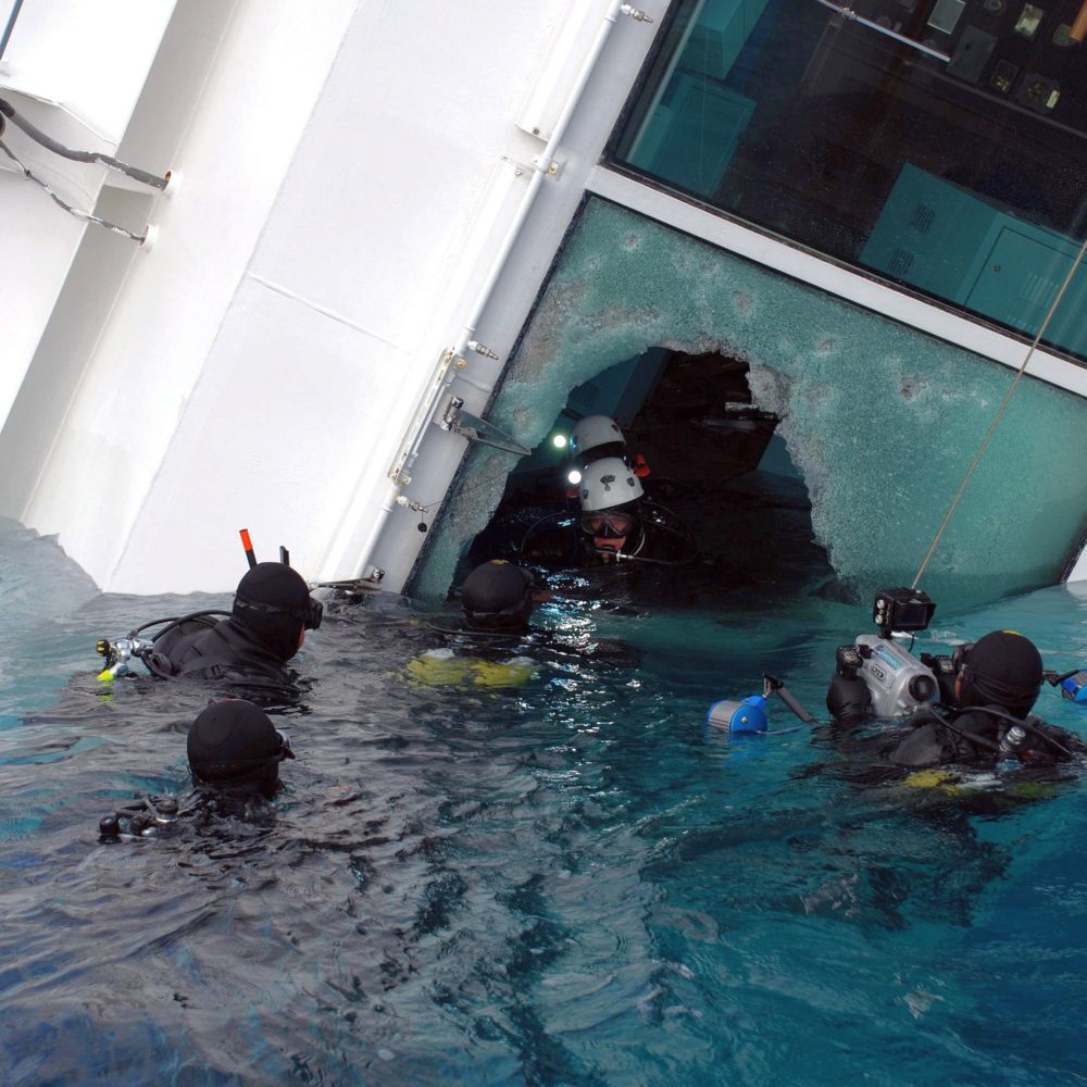 Разкошният лайнер ”Коста Конкордия” се натъкна на подводна скала и частично потъна на 13 януари край остров Джилио