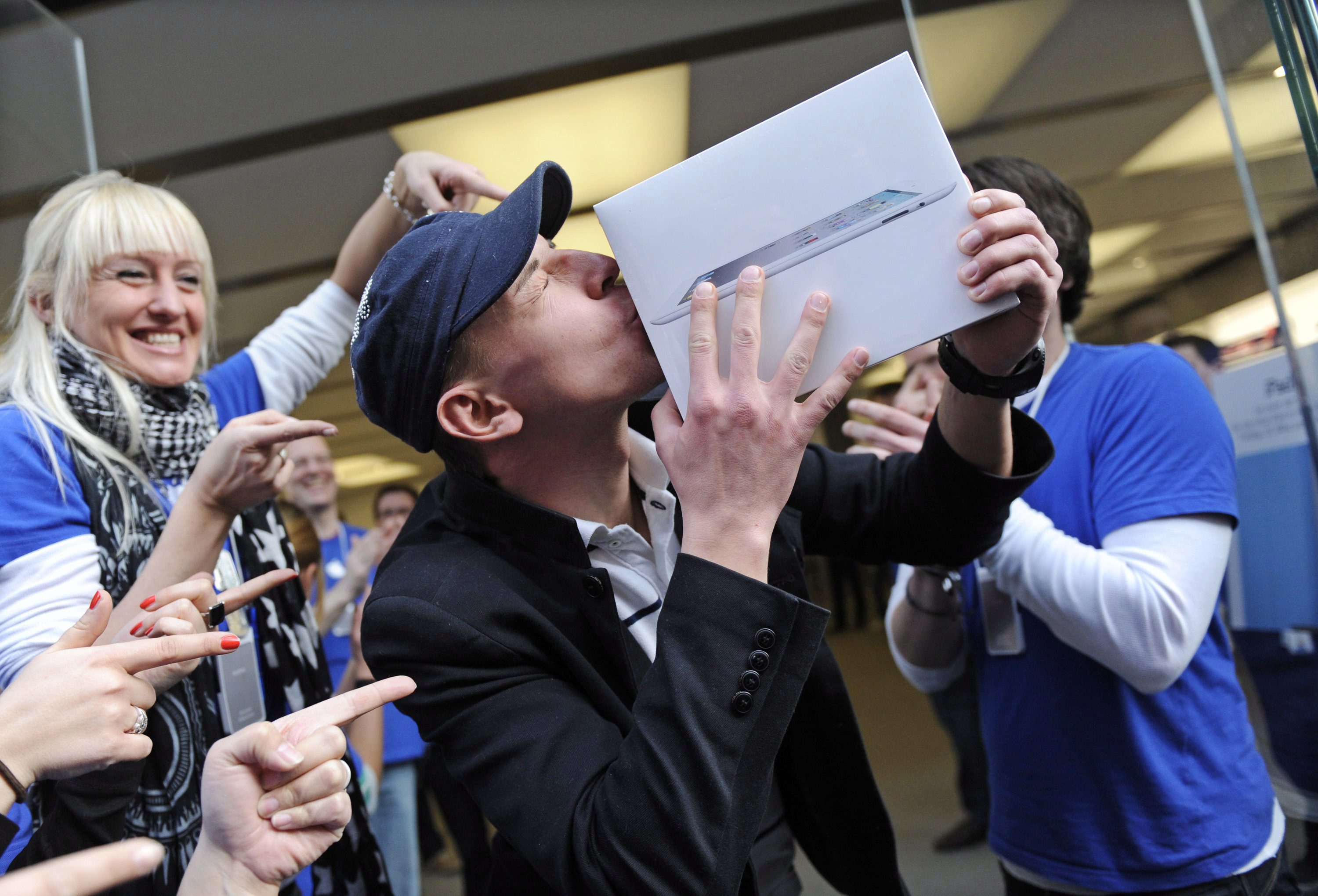 Млад мъж целува току-що придобития си iPad