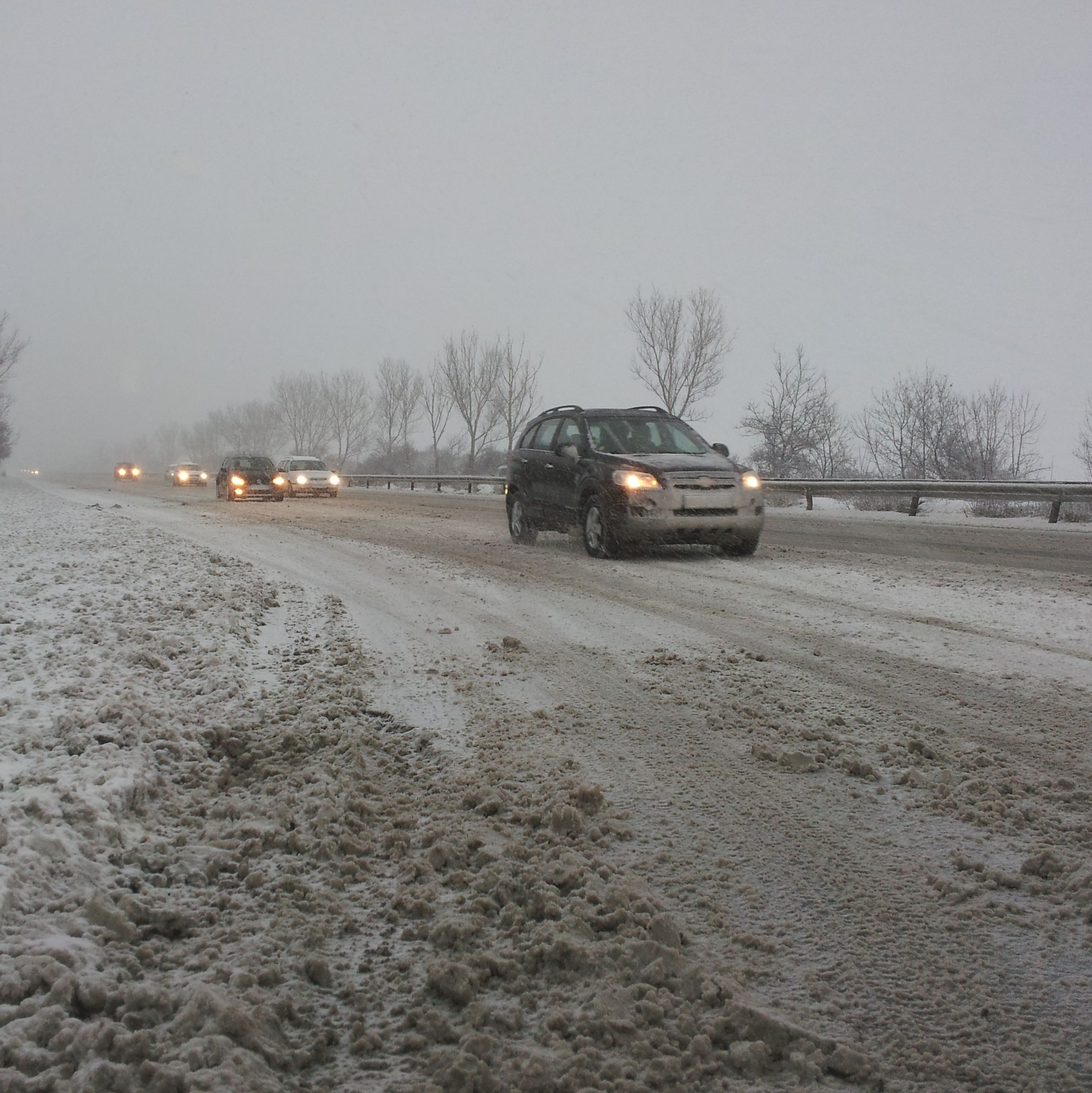 Заради снега спират тирове по магистралите, само с вериги в Смолянско