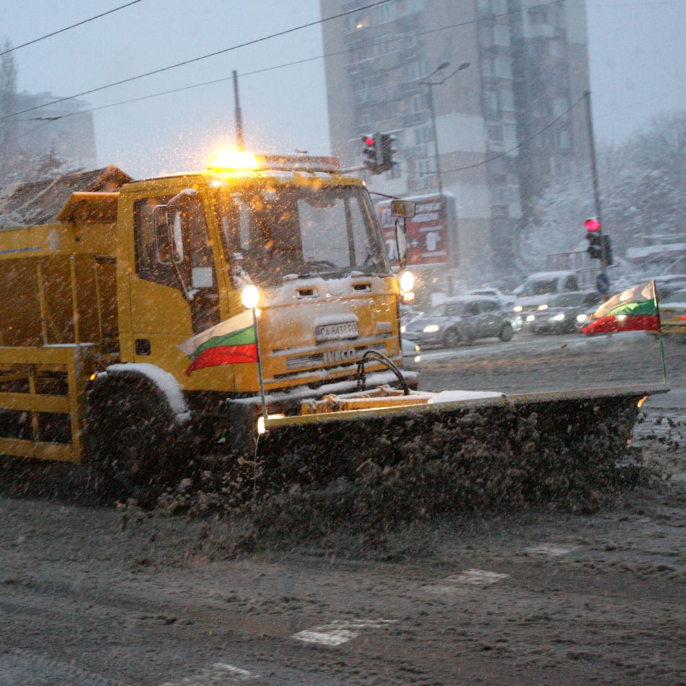 Снегът в София е под контрол, приютяват бездомници