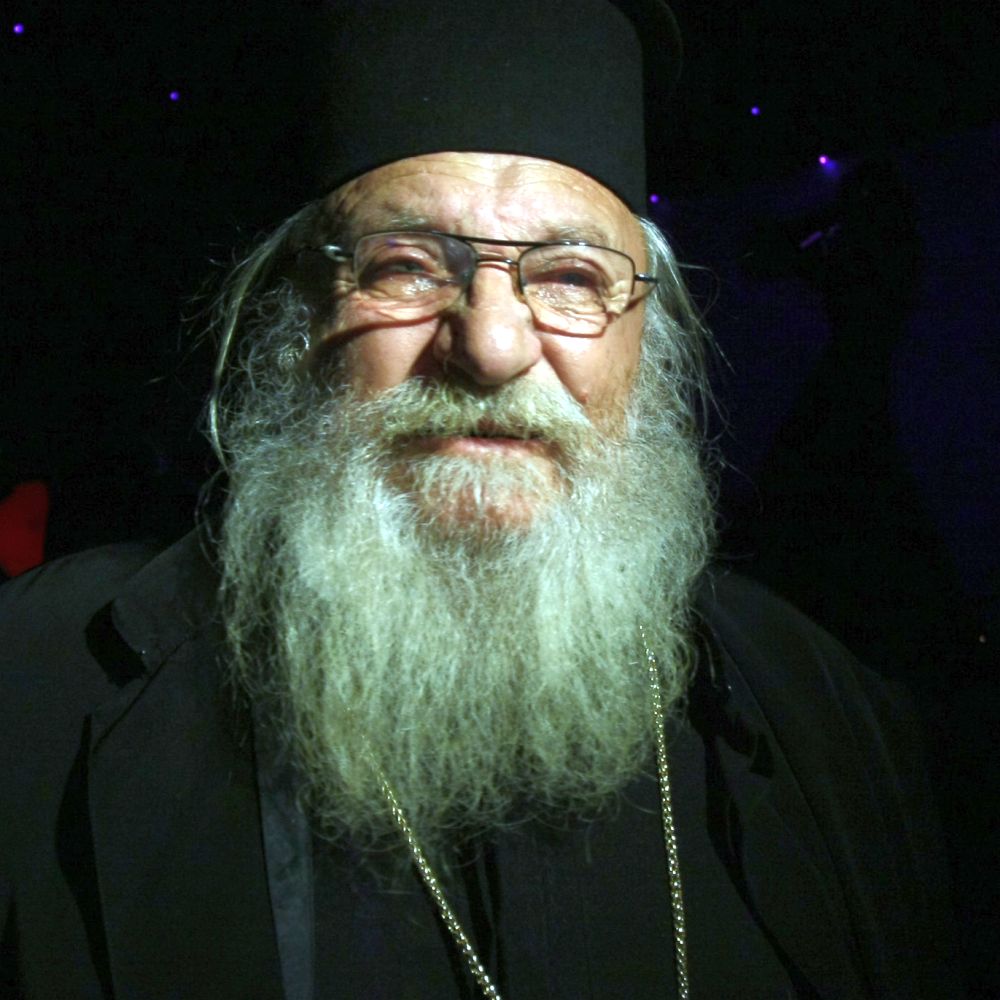 В статията се посочва, че чрез мисията си отец Иван служи за пример за разтърсваната от скандали Българска православна църква