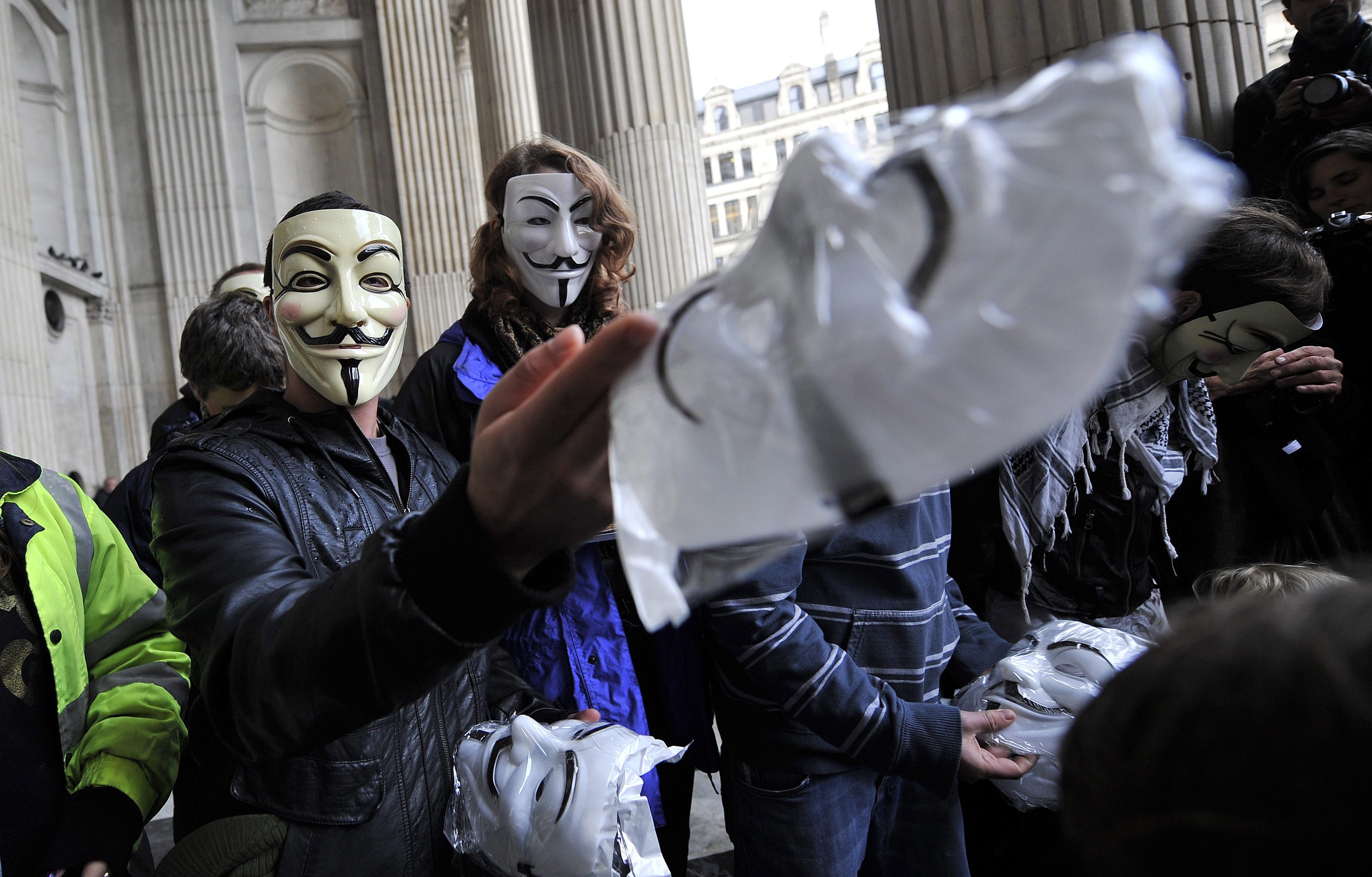 Anonymous призоват зрителите да не гледат телевизията