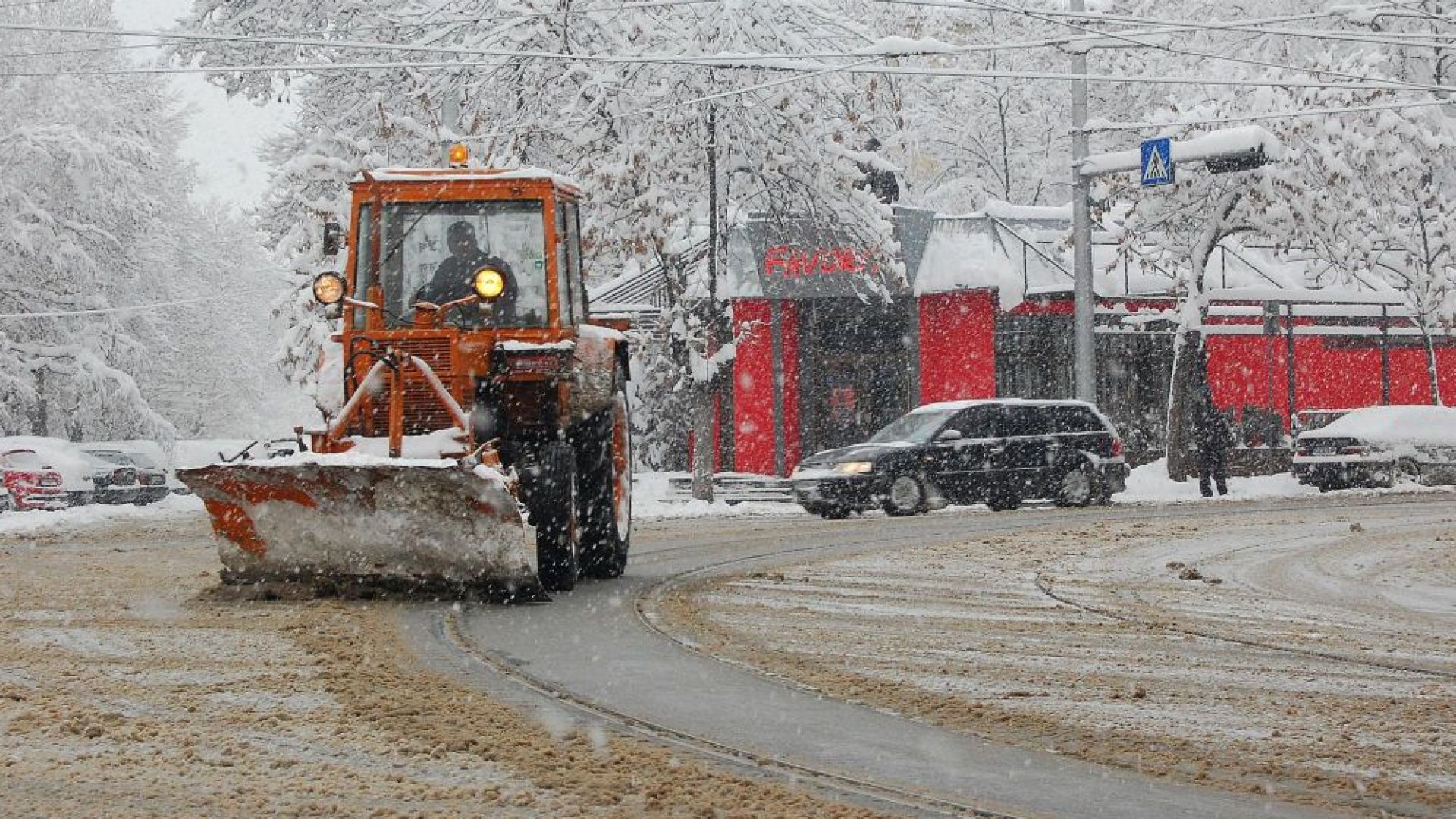 148 машини излязоха по улиците в София заради снега