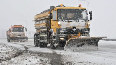 В момента пътищата се обработват има затворен път за почистване