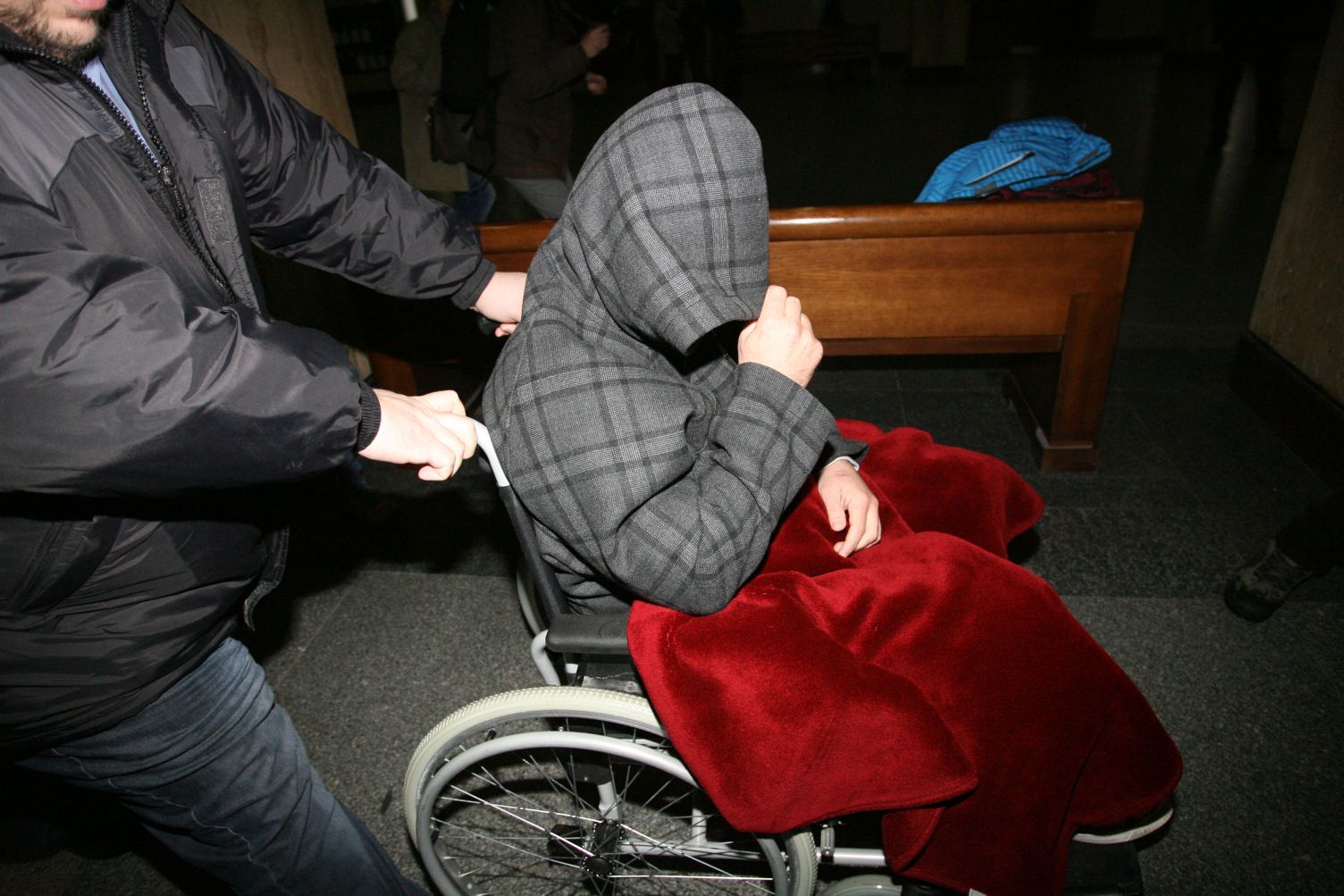 Йосиф Йосифов дойде в съда на инвалидна количка и скри лицето си