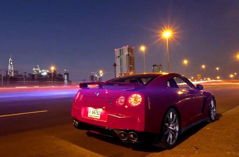 Nissan GT-R под светлините на Дубай (видео)