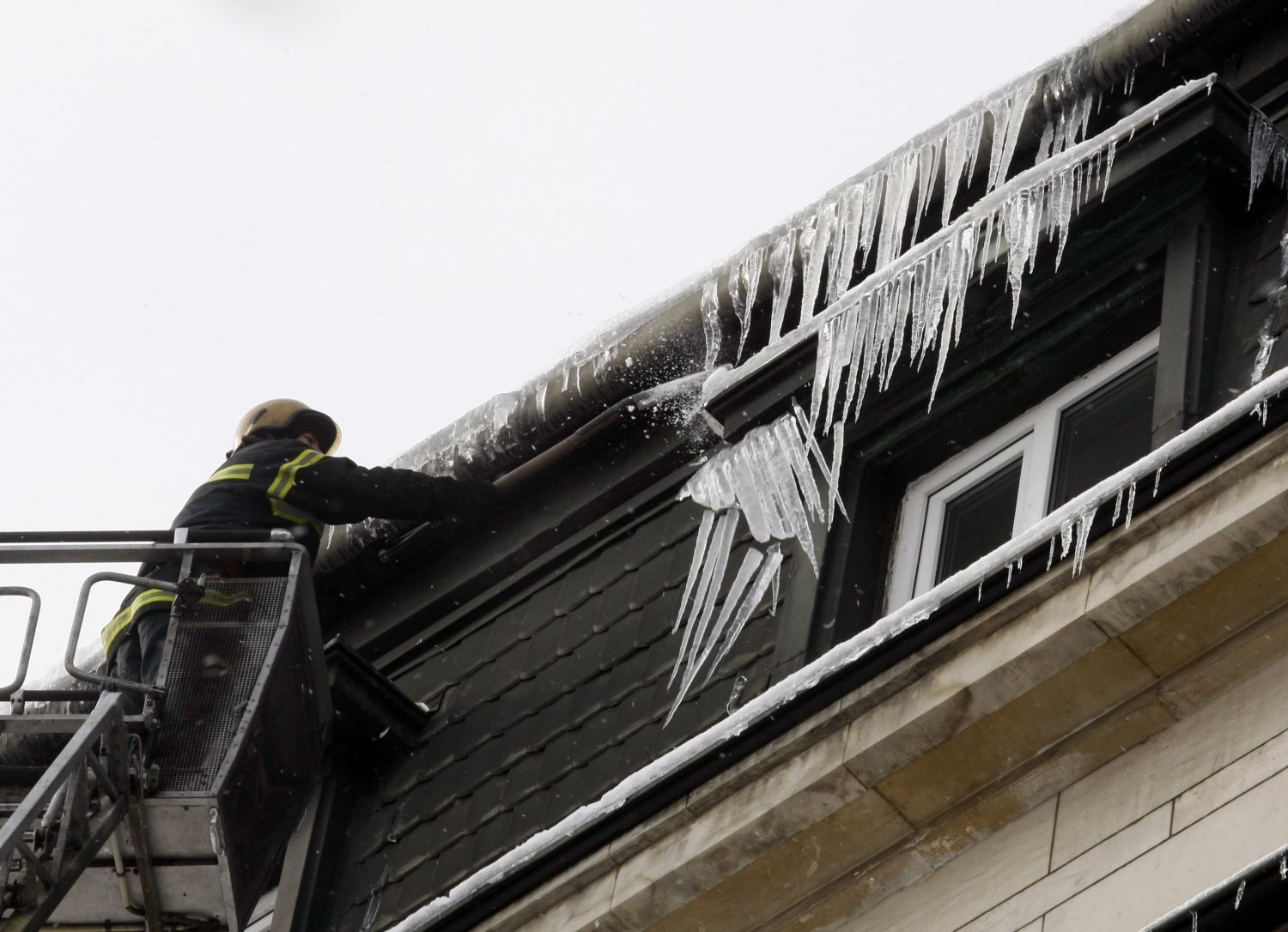 От общината напомнят на гражданите да огледат своите сгради за опасни ледени висулки
