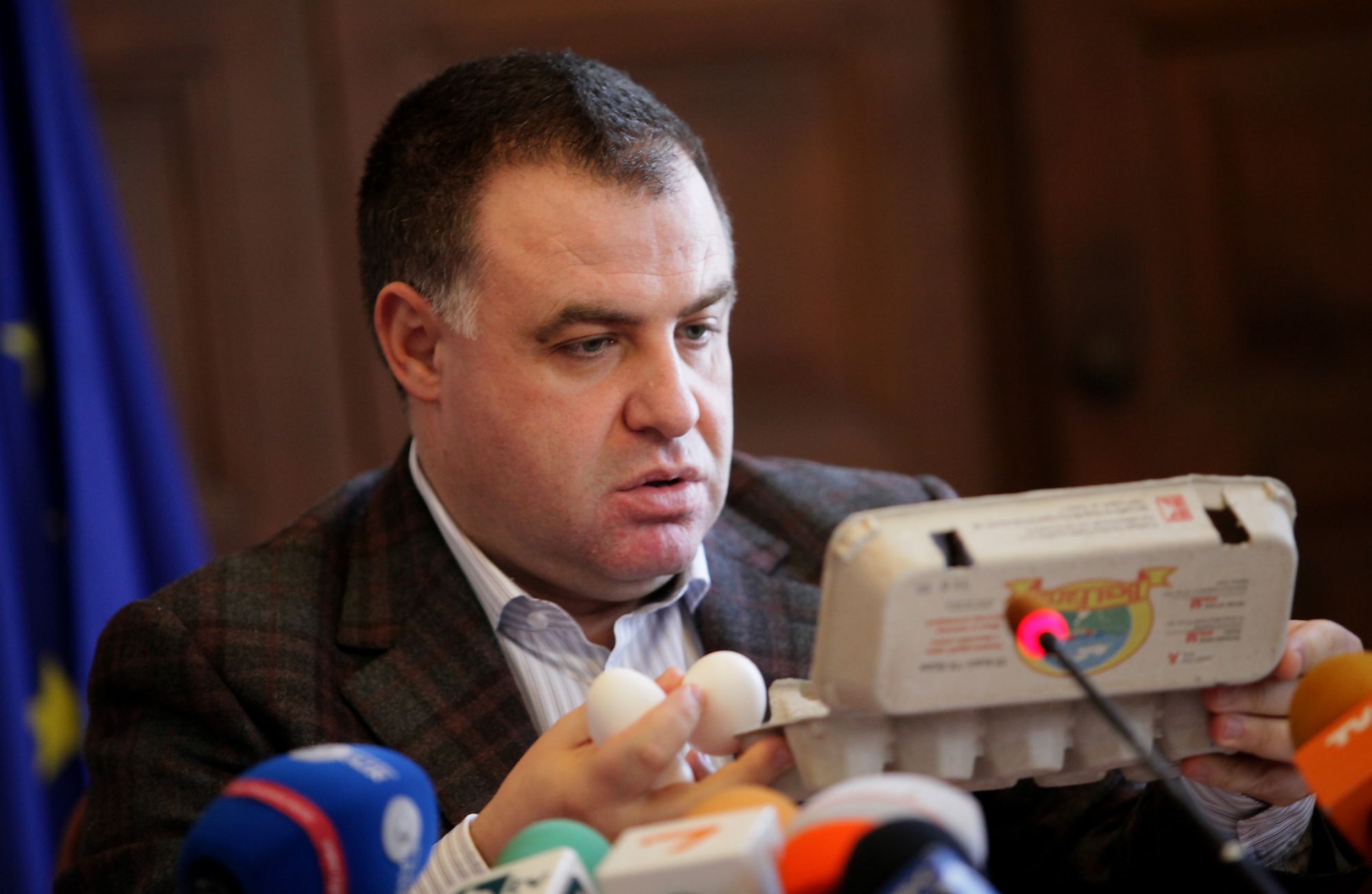 Министърът на земеделието и храните Мирослав Найденов показва ...