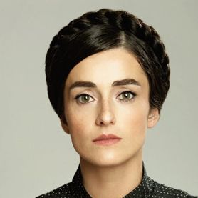 Актрисата Ана Пападопулу е превърнала плътните вежди в част от имиджа си