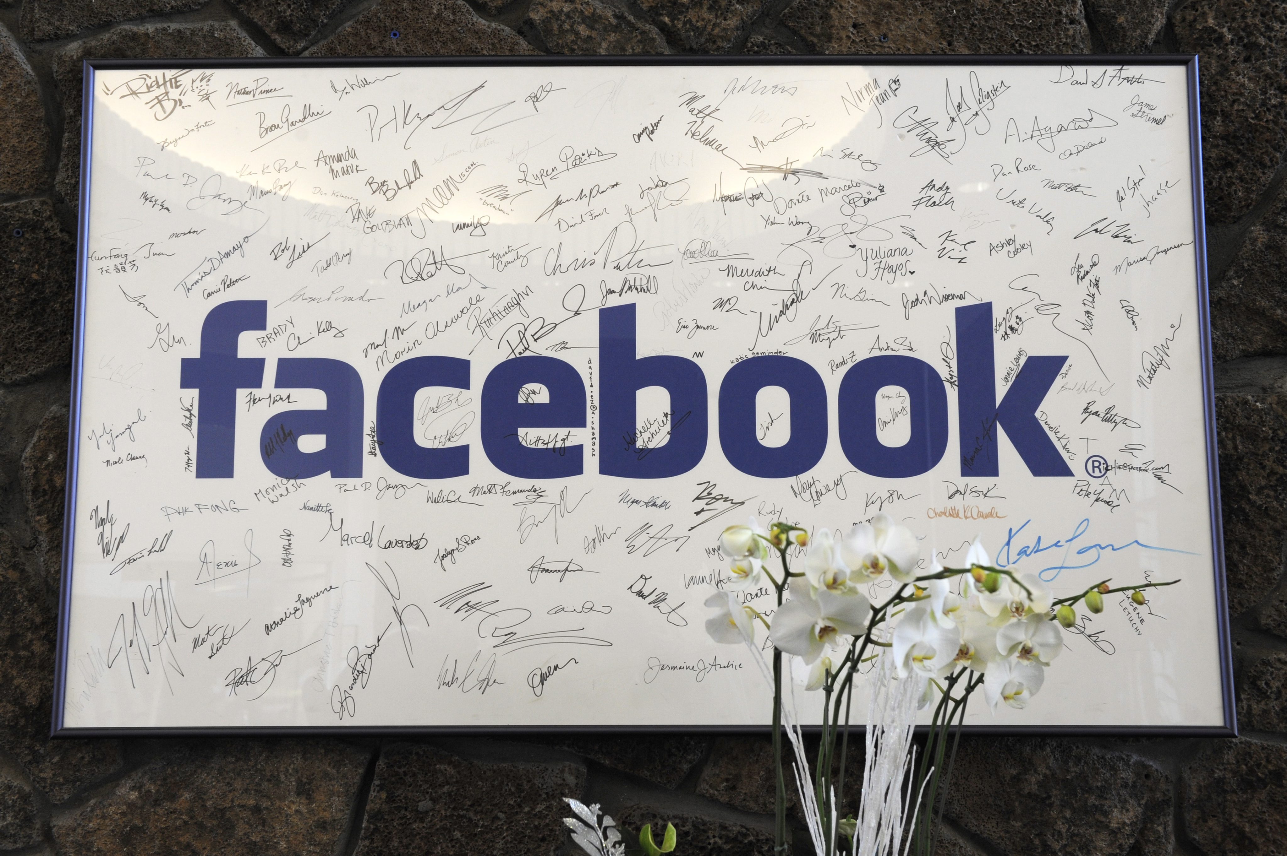 Facebook отчете слаб растеж на приходите