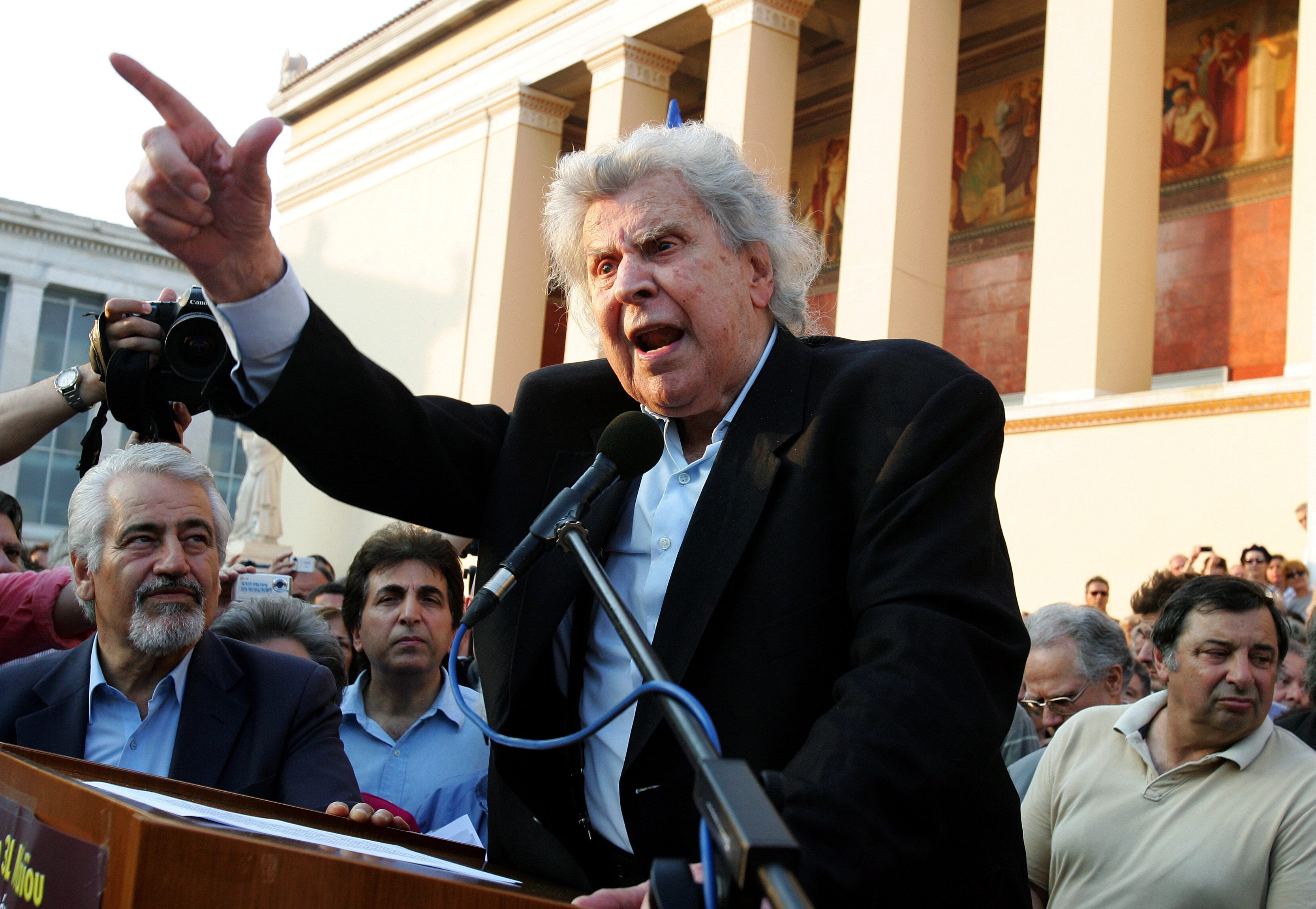 Микис Теодоракис изнася реч на протест в Атина