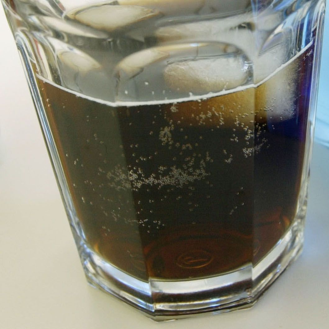 Диетичните безалкохолни напитки често съдържат изкуствени подсладители, като аспартам