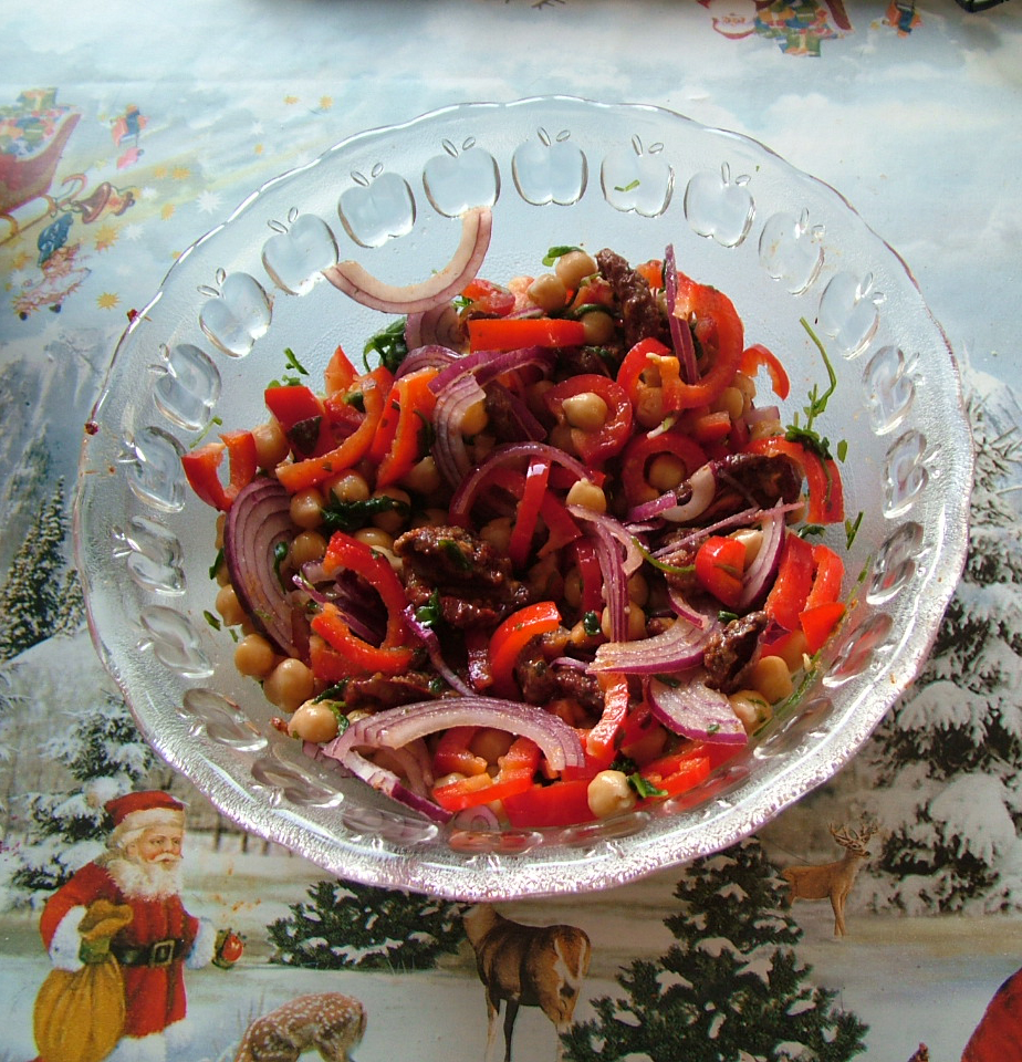 Салата с нахут и червени чушки