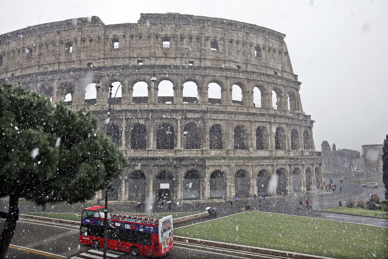 Погода в риме италия. Италия март Колизей. Зимняя Италия Колизей. Рим в январе. Рим климат достопримечательности.